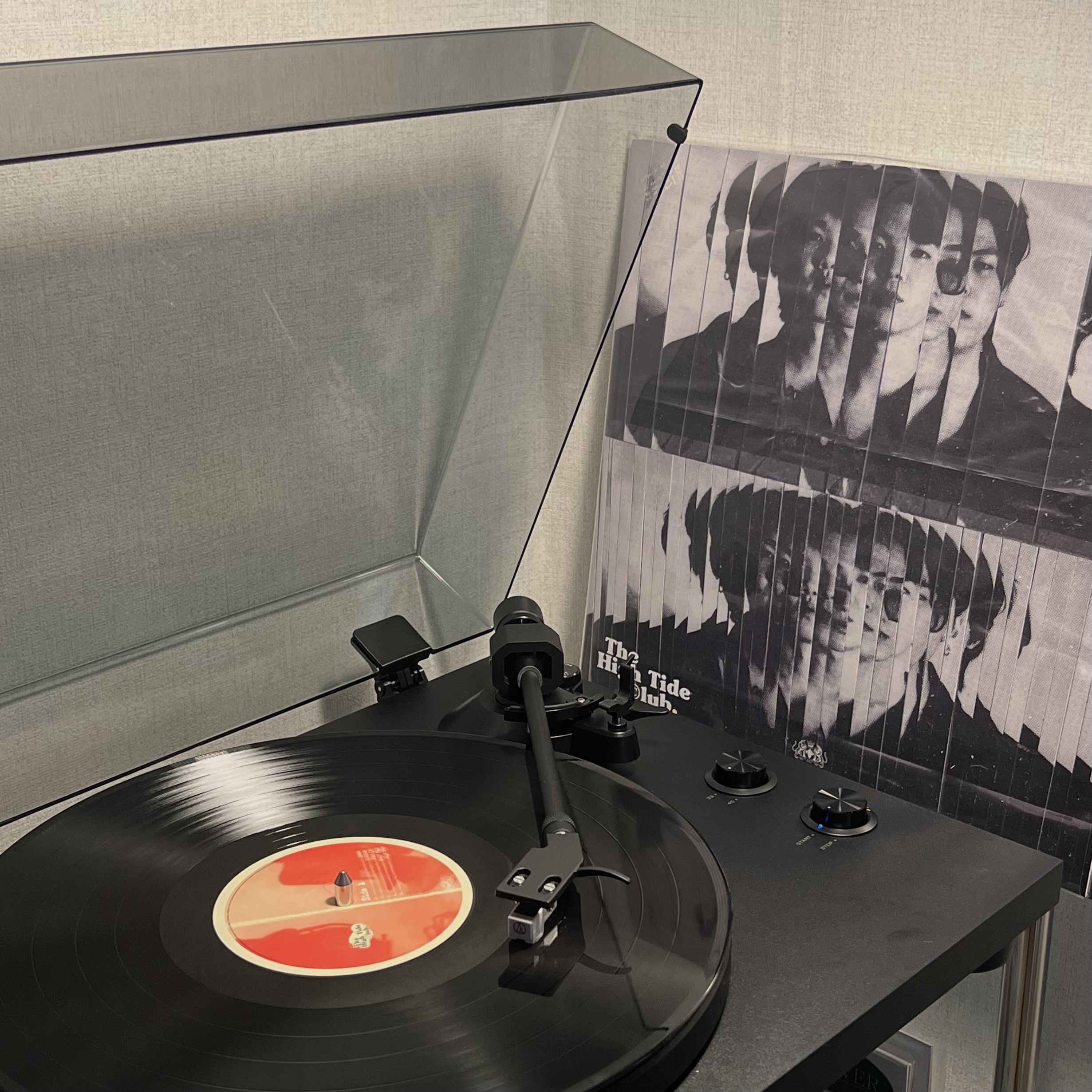 The Poles 1st Album The High Tide Club LP Black 착용 스타일