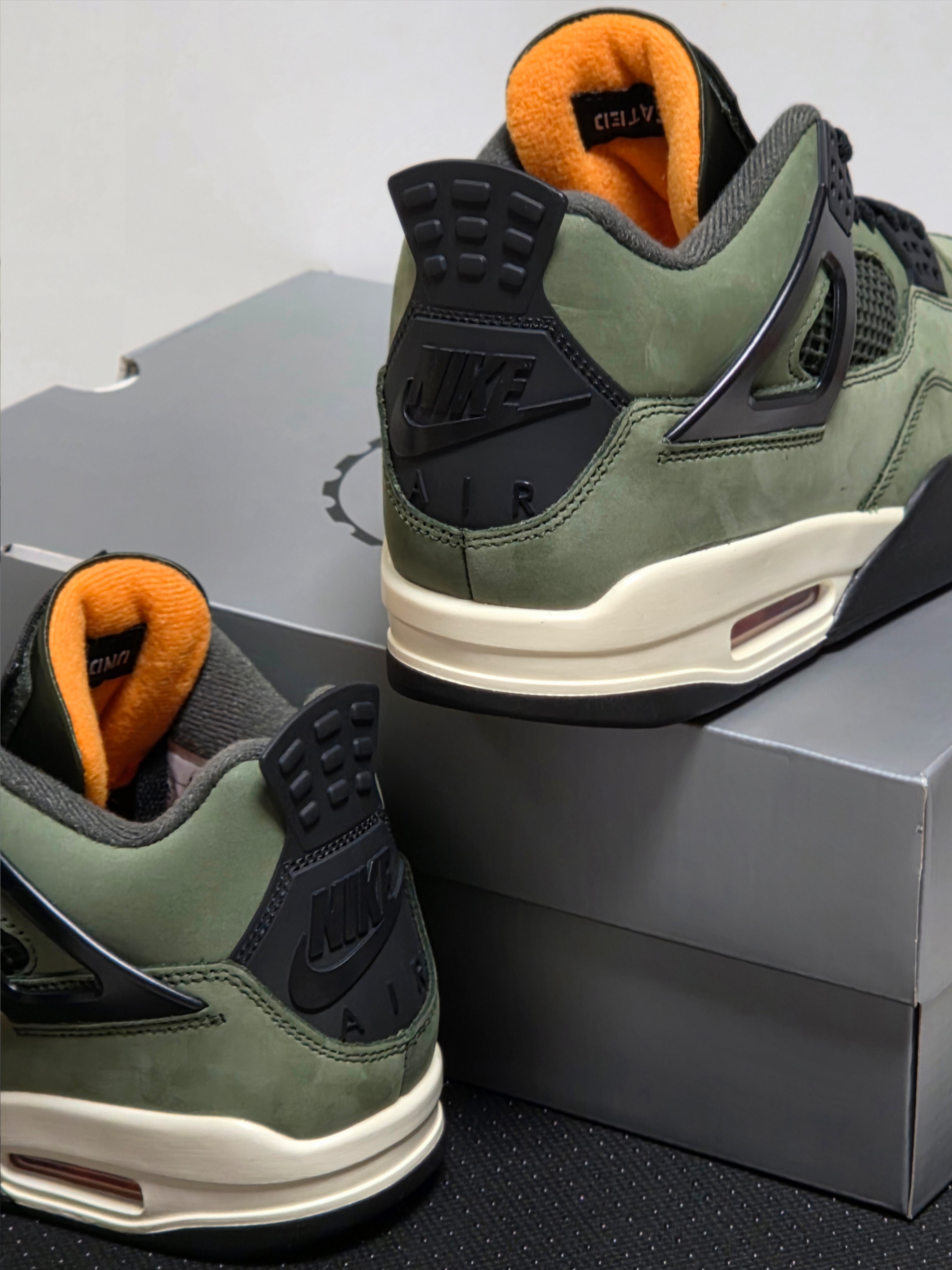 Jordan 4 x Undefeated Retro OG SP Deep Green and Clementine 착용 스타일 - 3