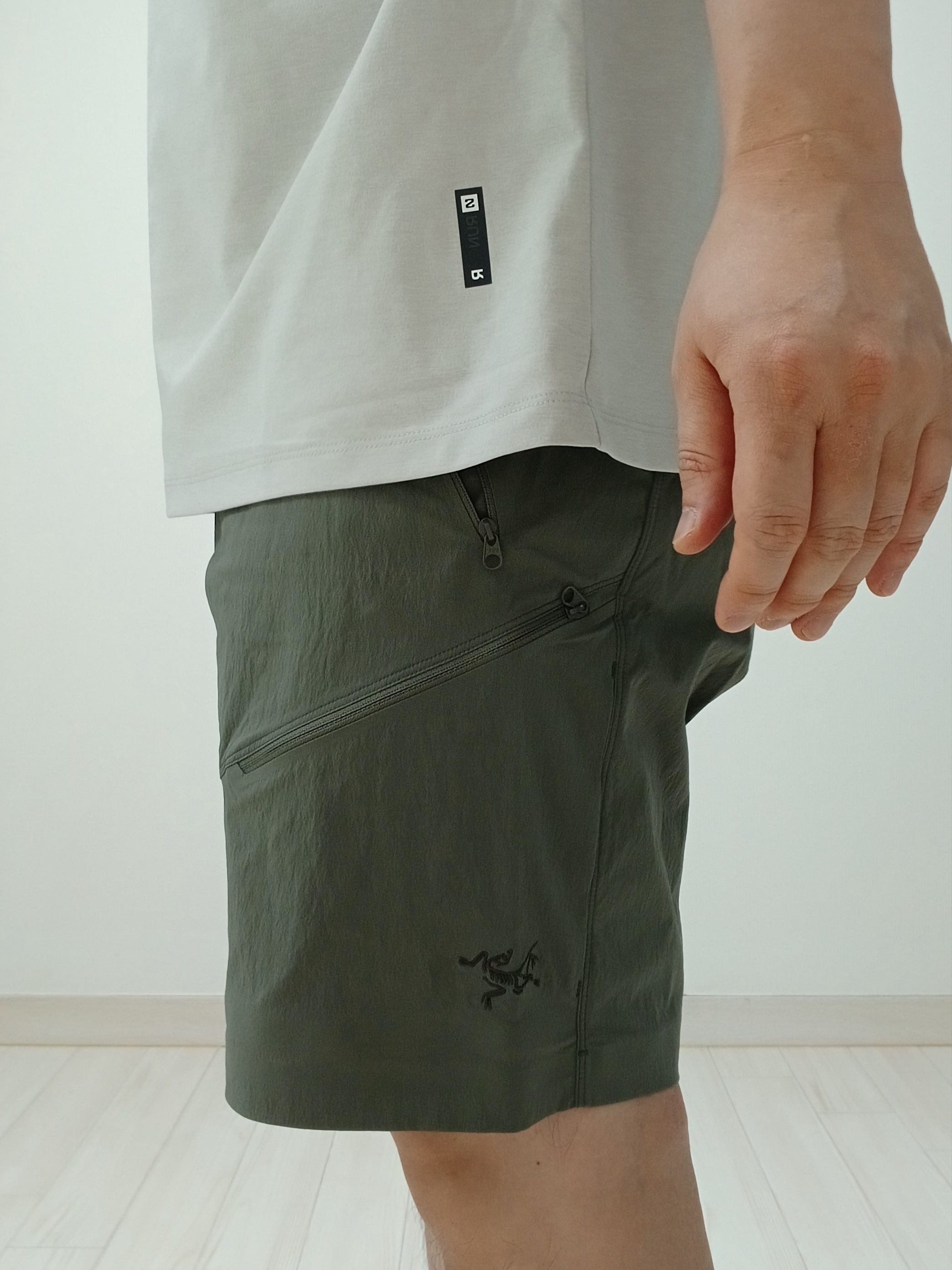 Arc'teryx Gamma Quick Dry Shorts 9 Inch Black, Hoka Ora Athletic Slide Black White 착용 스타일 - 3