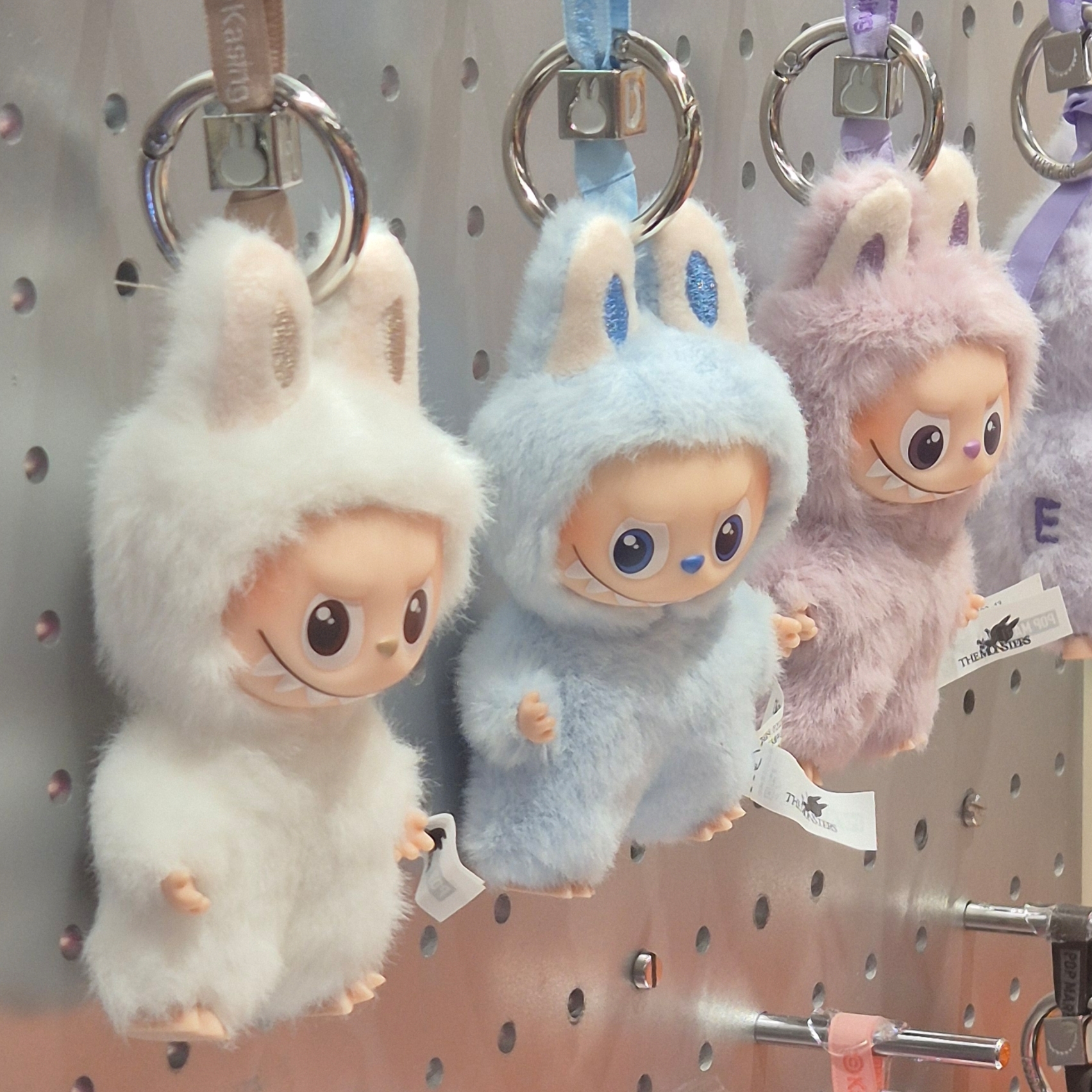 Pop Mart Labubu The Monsters Pin For Love Series Vinyl Plush Pendant Sealed Case (N-Z) (14 Blind Boxes), Pop Mart Labubu The Monsters Pin For Love Series Vinyl Plush Pendant Sealed Case (A-M) (14 Blind Boxes) 착용 스타일