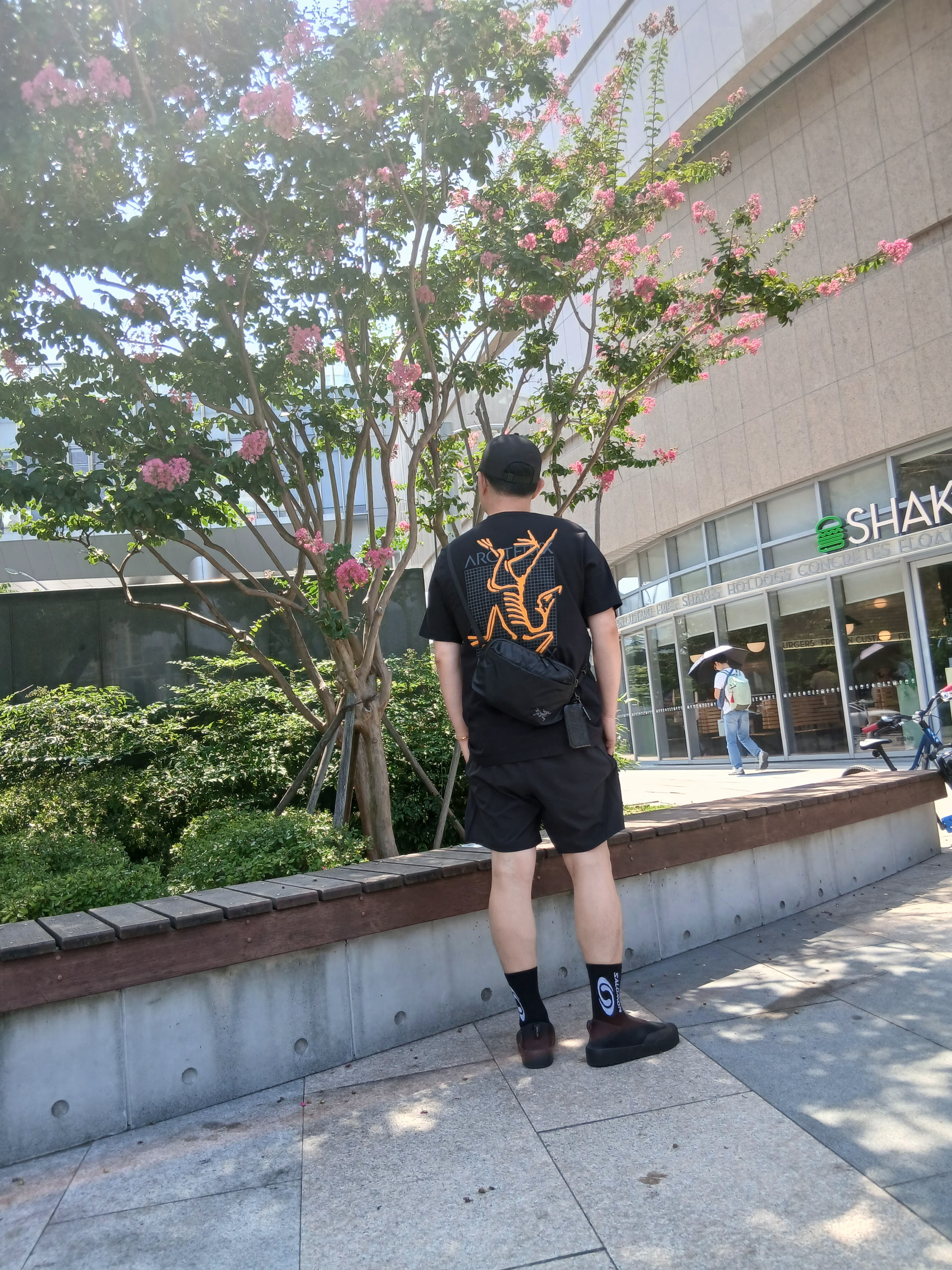 Arc'teryx Bird Word Cap 24K Black, Arc'teryx Arc'Multi Bird Logo SS T-Shirt Black 착용 스타일 - 1