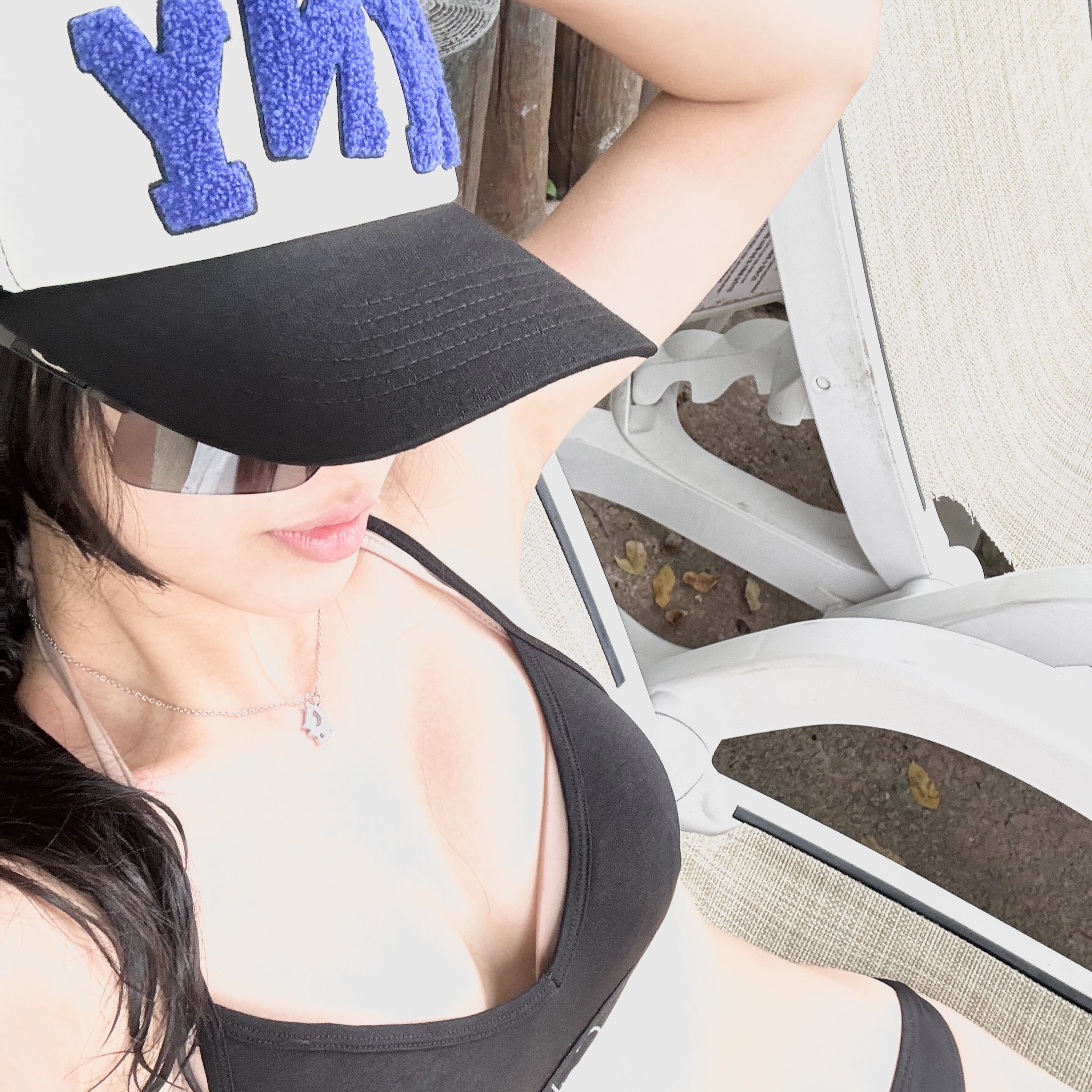 Honey Scoop House HNY Logo Trucker Cap Black, Oakley Sutro Lite Matte Carbon Frame Prizm Golf Lenses Low Bridge Fit 착용 스타일 - 4