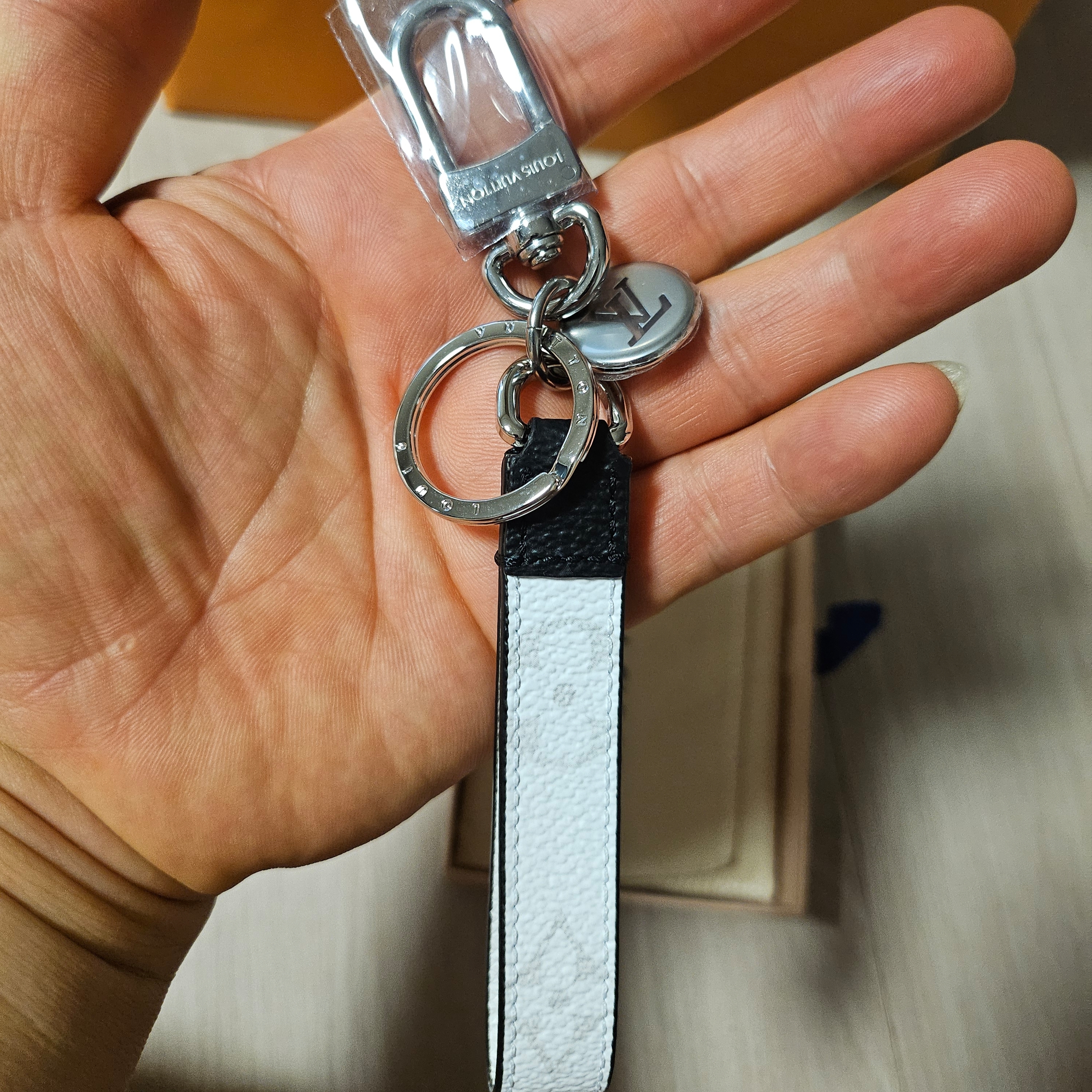 Louis Vuitton Slim Dragonne Bag Charm & Key Holder White Monogram 착용 스타일 - 2