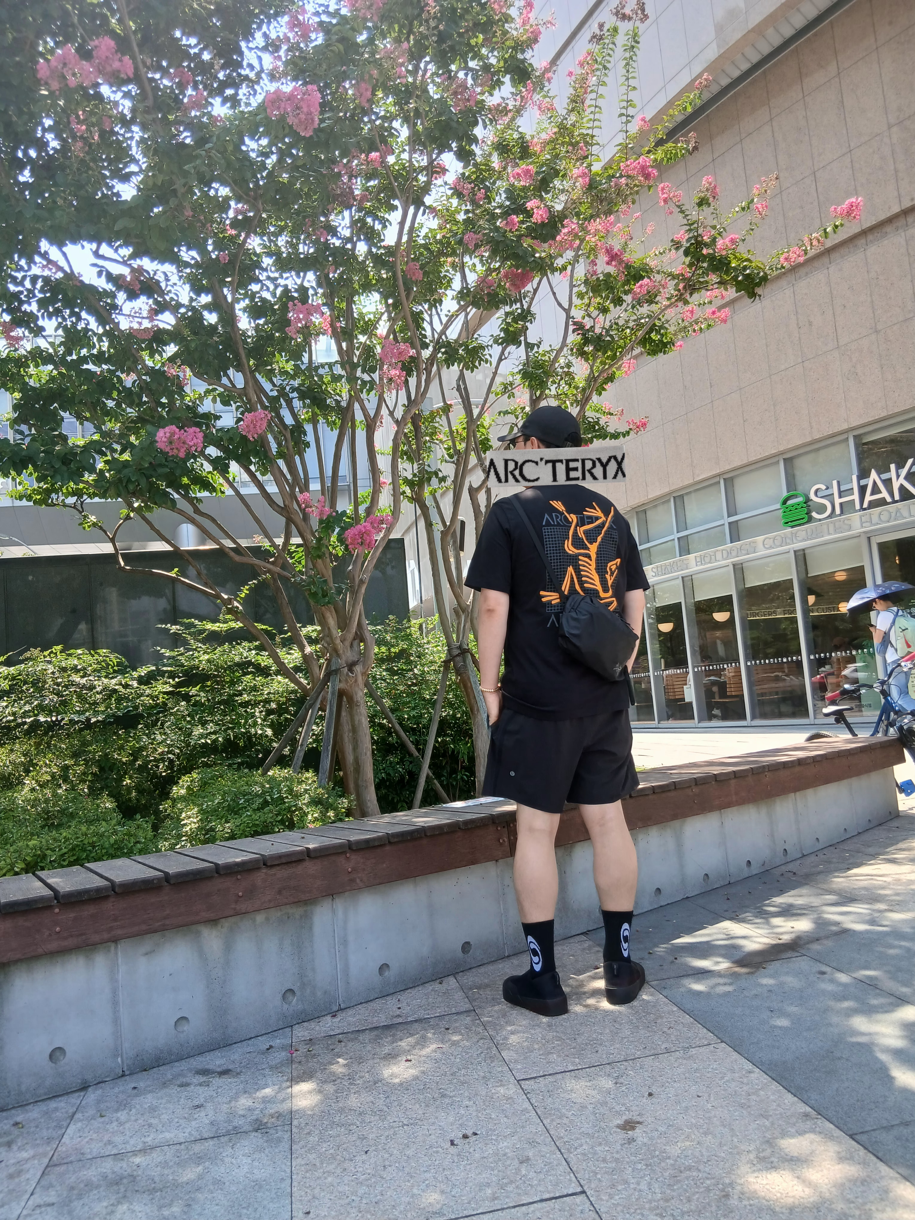 Arc'teryx Bird Word Cap 24K Black, Arc'teryx Arc'Multi Bird Logo SS T-Shirt Black 착용 스타일 - 2