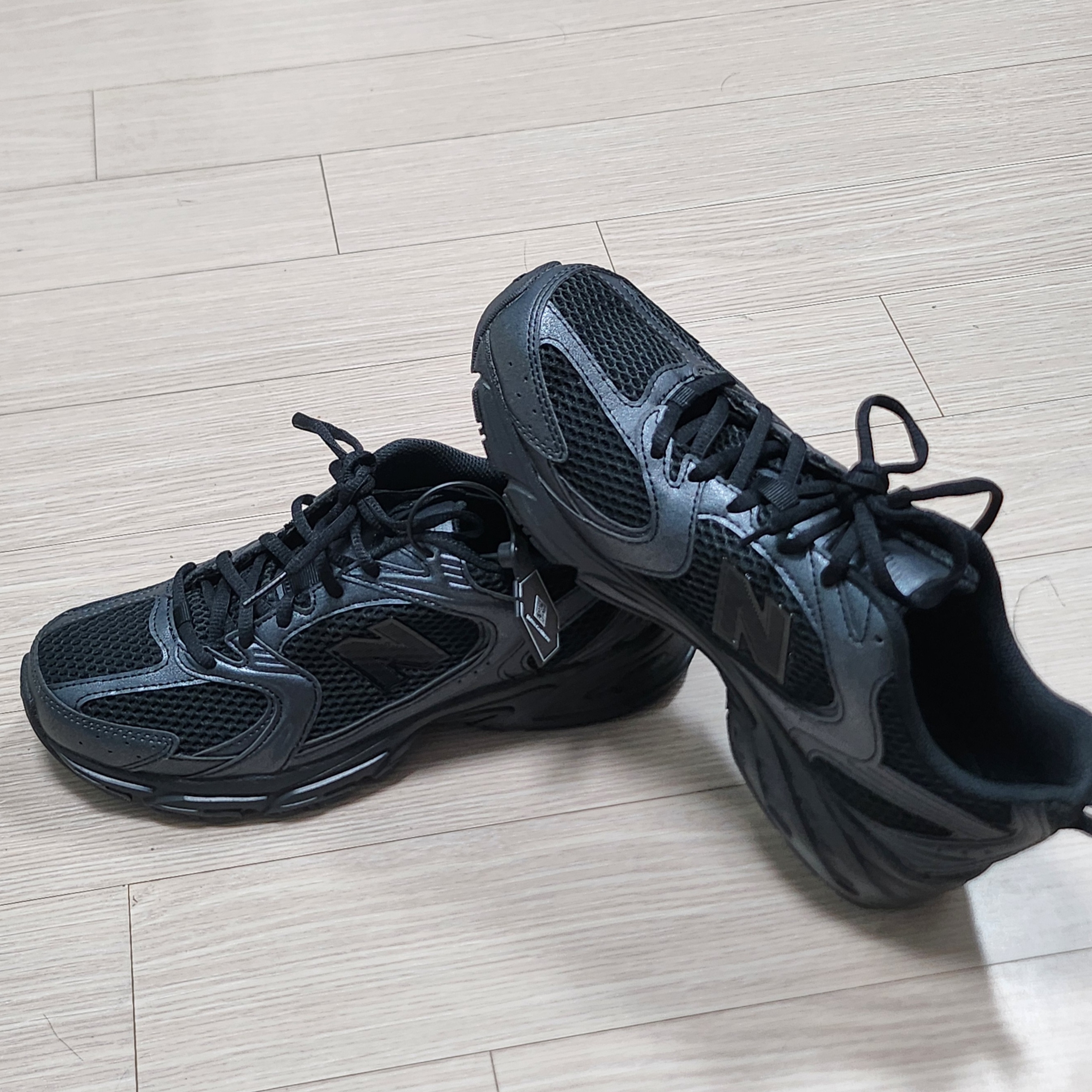 New Balance 530 Black 착용 스타일 - 2
