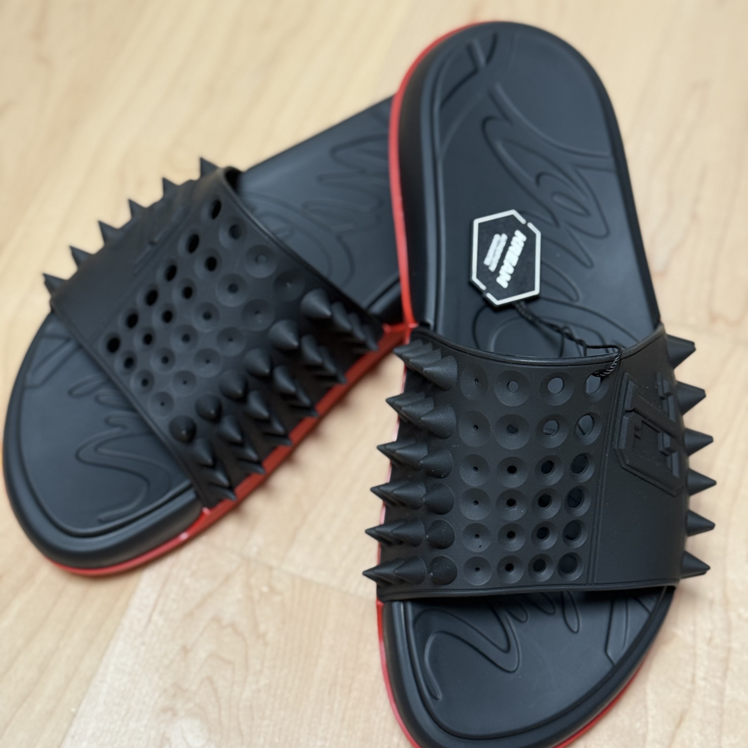 Christian Louboutin Take Easy Slides Black 착용 스타일
