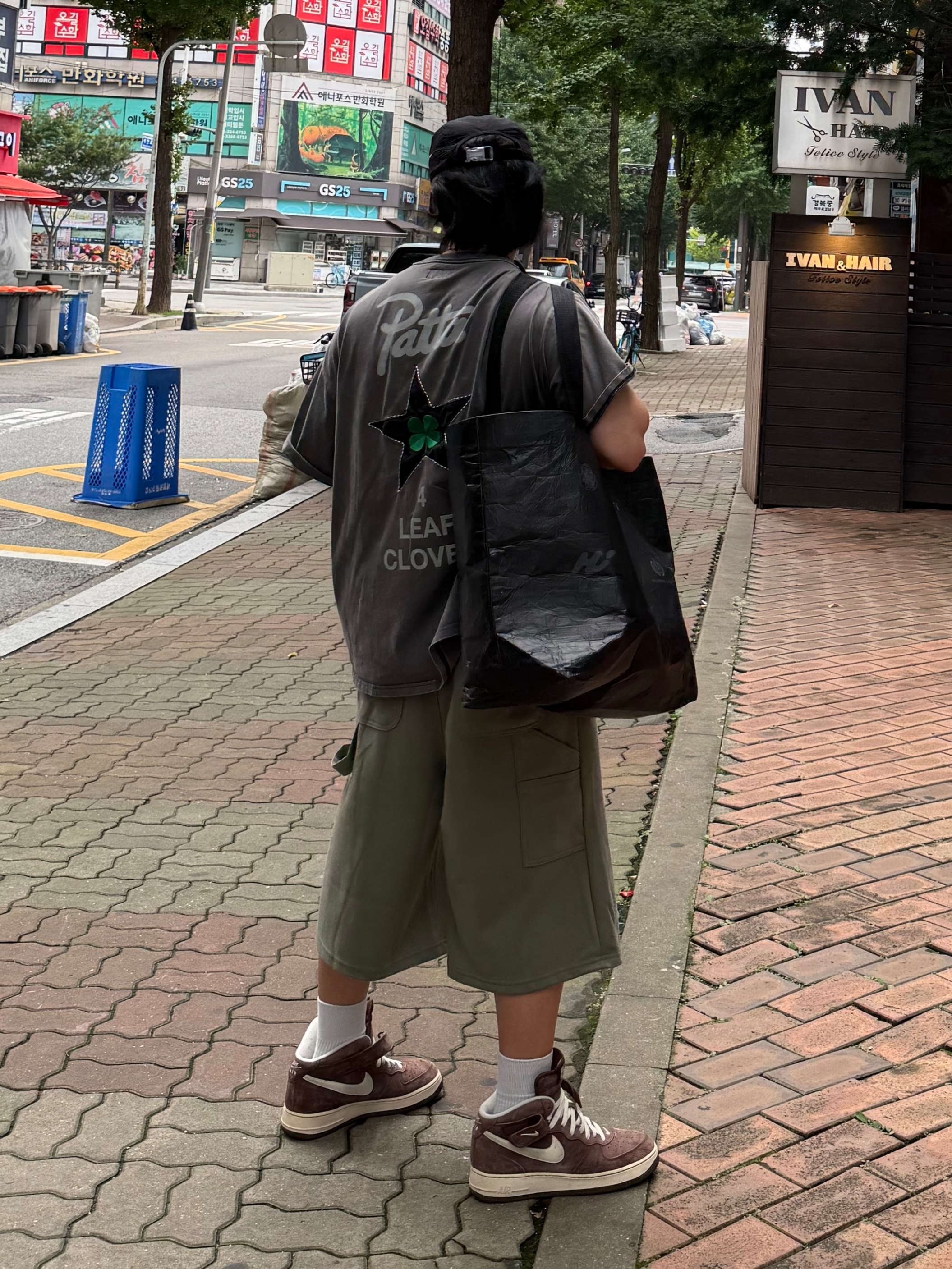 Converse x Patta Four Leaf Clover Short Sleeve T-Shirt Black, Nike Air Force 1 Mid '07 QS Chocolate 착용 스타일 - 2