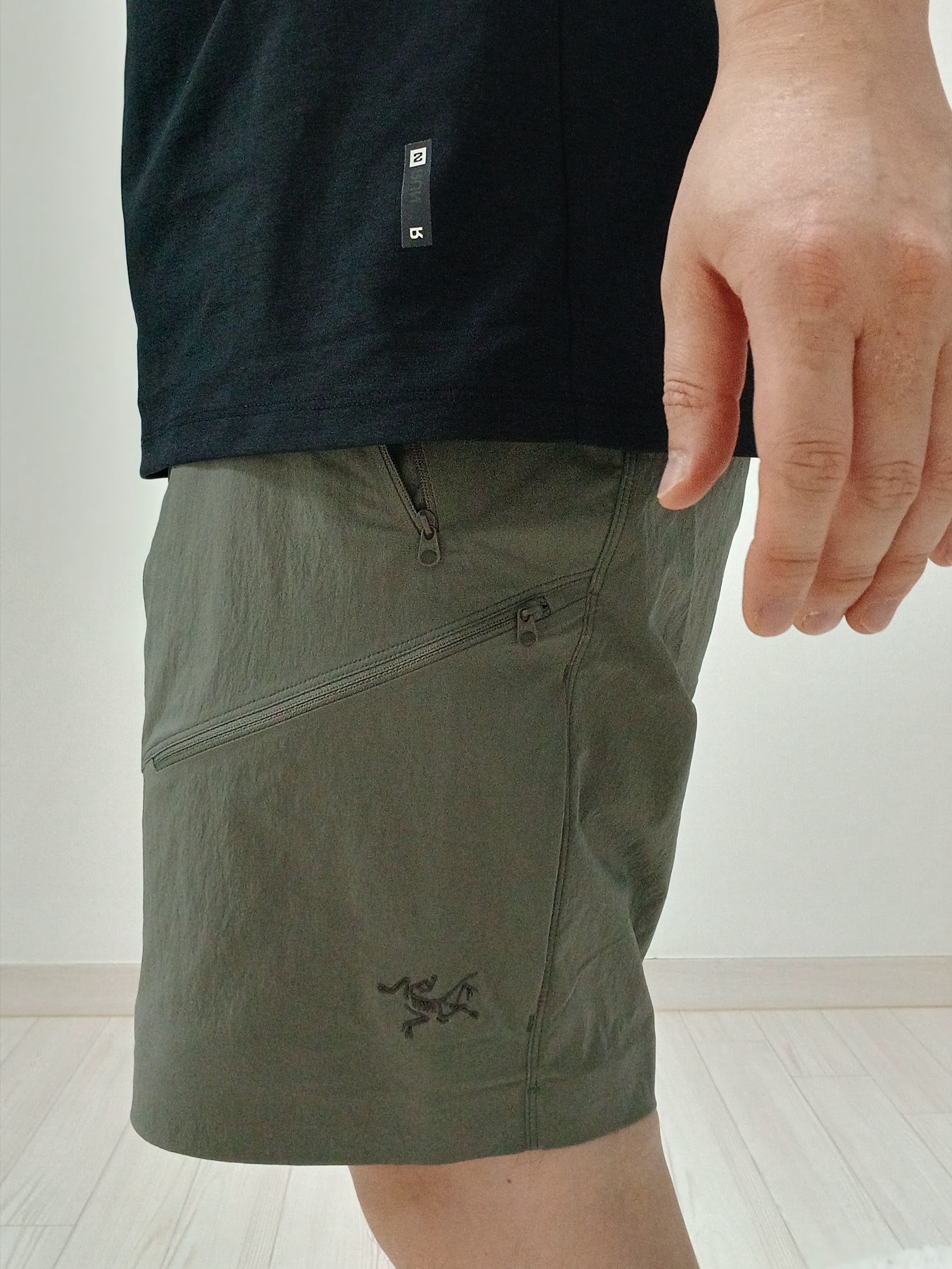 Arc'teryx Gamma Quick Dry Shorts 9 Inch Black, Hoka Ora Athletic Slide Black White 착용 스타일 - 2