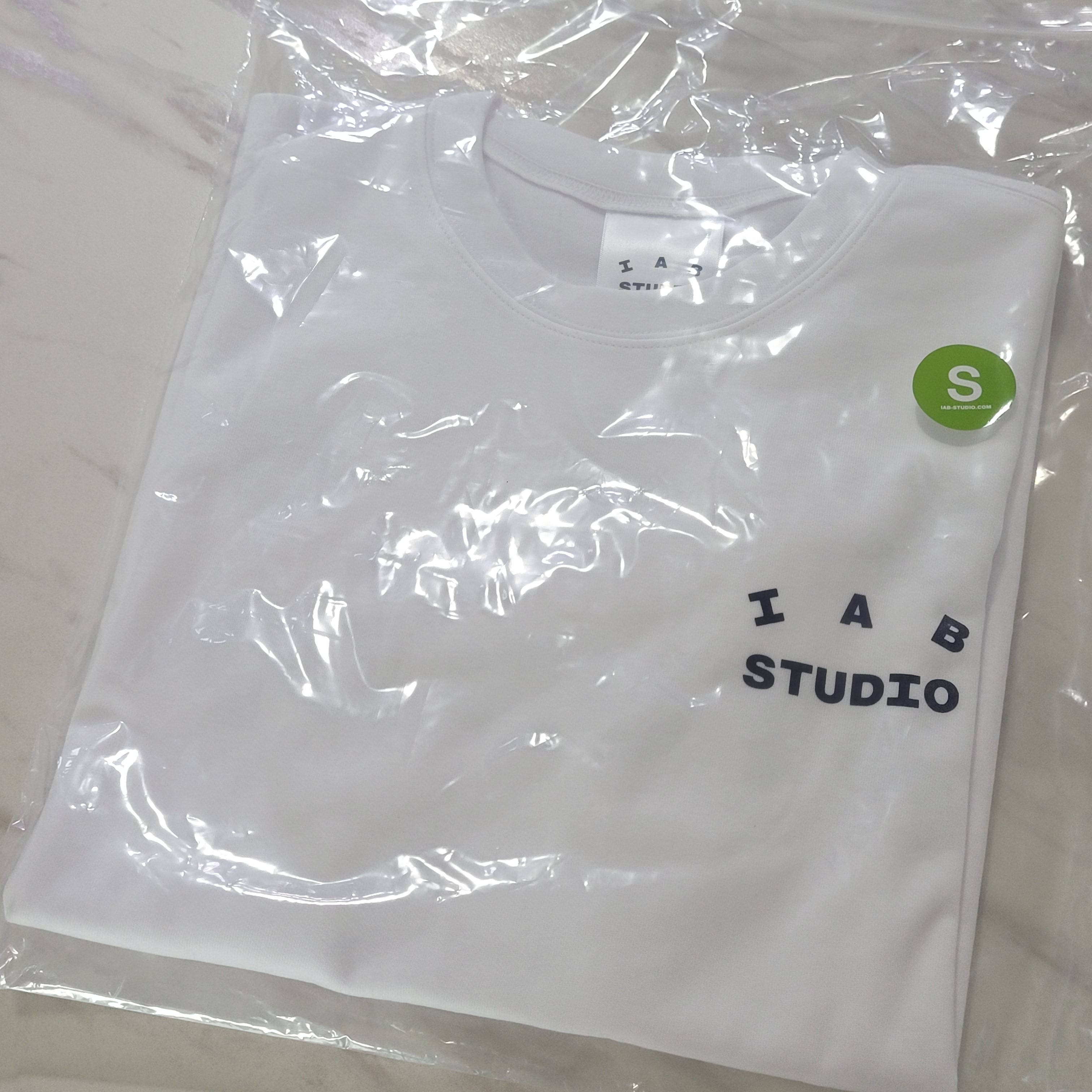 IAB Studio T-Shirt White Navy 착용 스타일 - 2