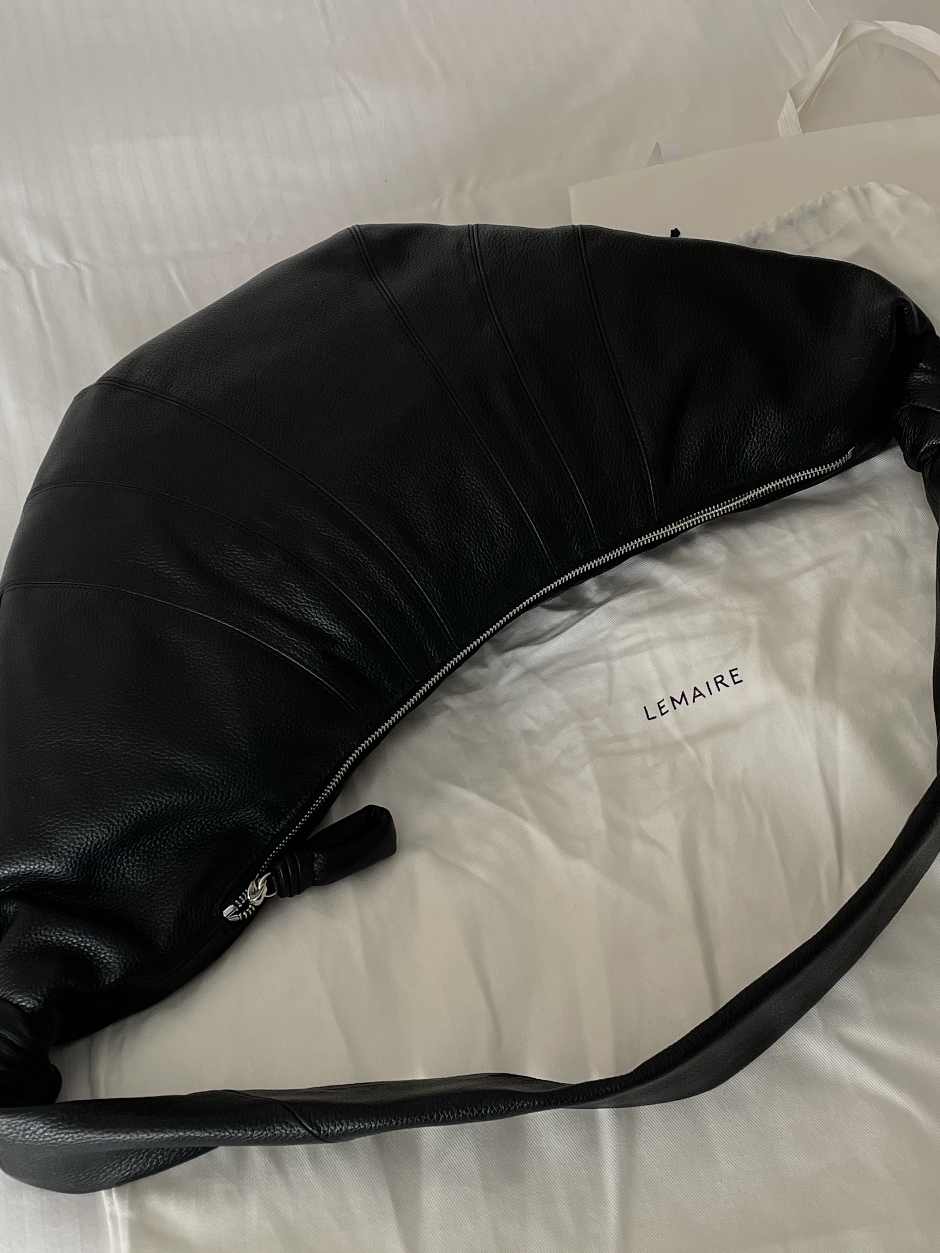 Lemaire Large Croissant Bag Soft Grained Leather Black 착용 스타일