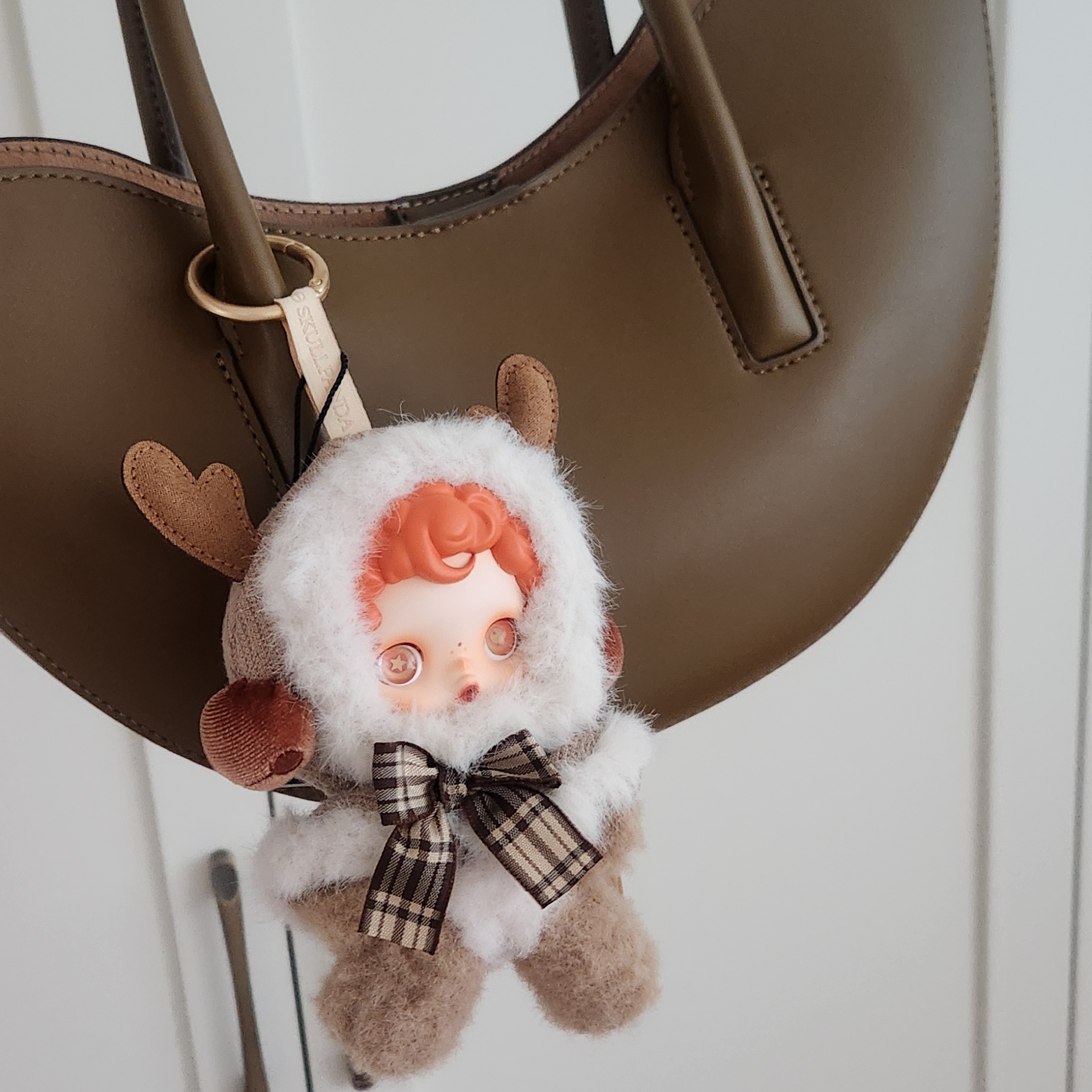 Pop Mart Skullpanda Winter Symphony Series Keyring Wanderer's Tune (Opened Case) 착용 스타일