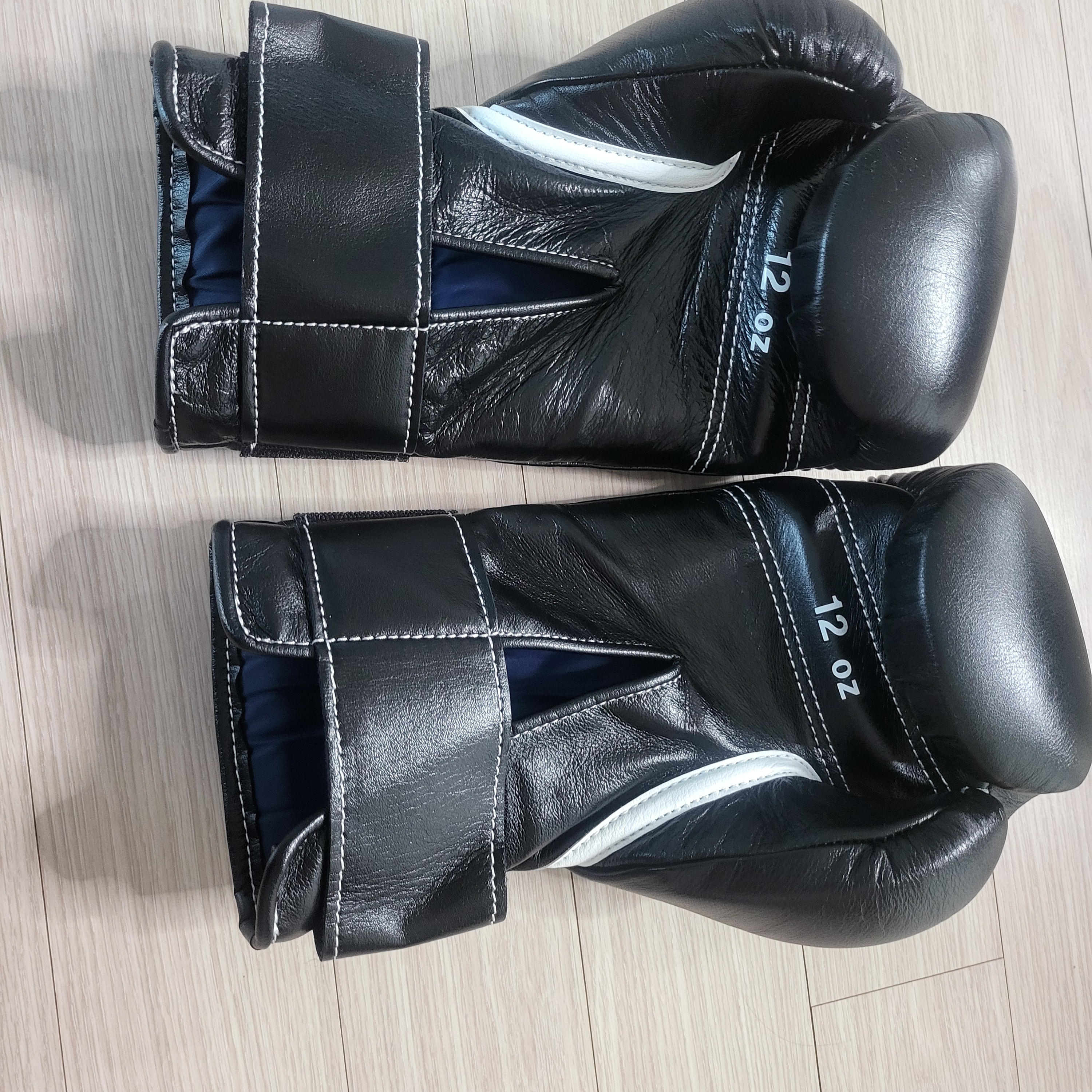 Winning Velcro Boxing Gloves Black 착용 스타일 - 2