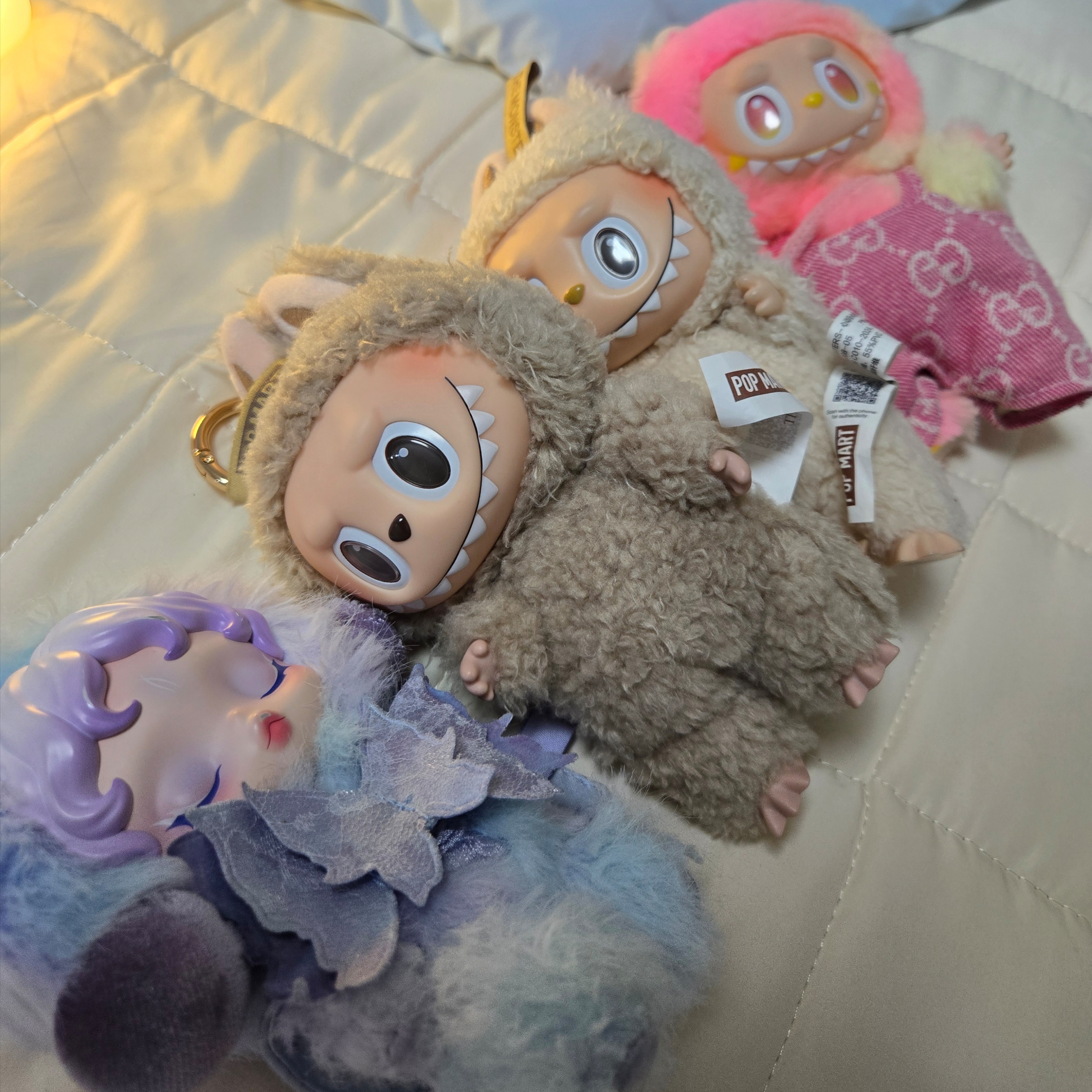 Pop Mart Labubu The Monsters Labubu Tasty Macarons Series Soymilk Keyring (Opened Case), Pop Mart Labubu The Monsters Labubu Tasty Macarons Series Toffe Keyring (Opened Case) 착용 스타일 - 1