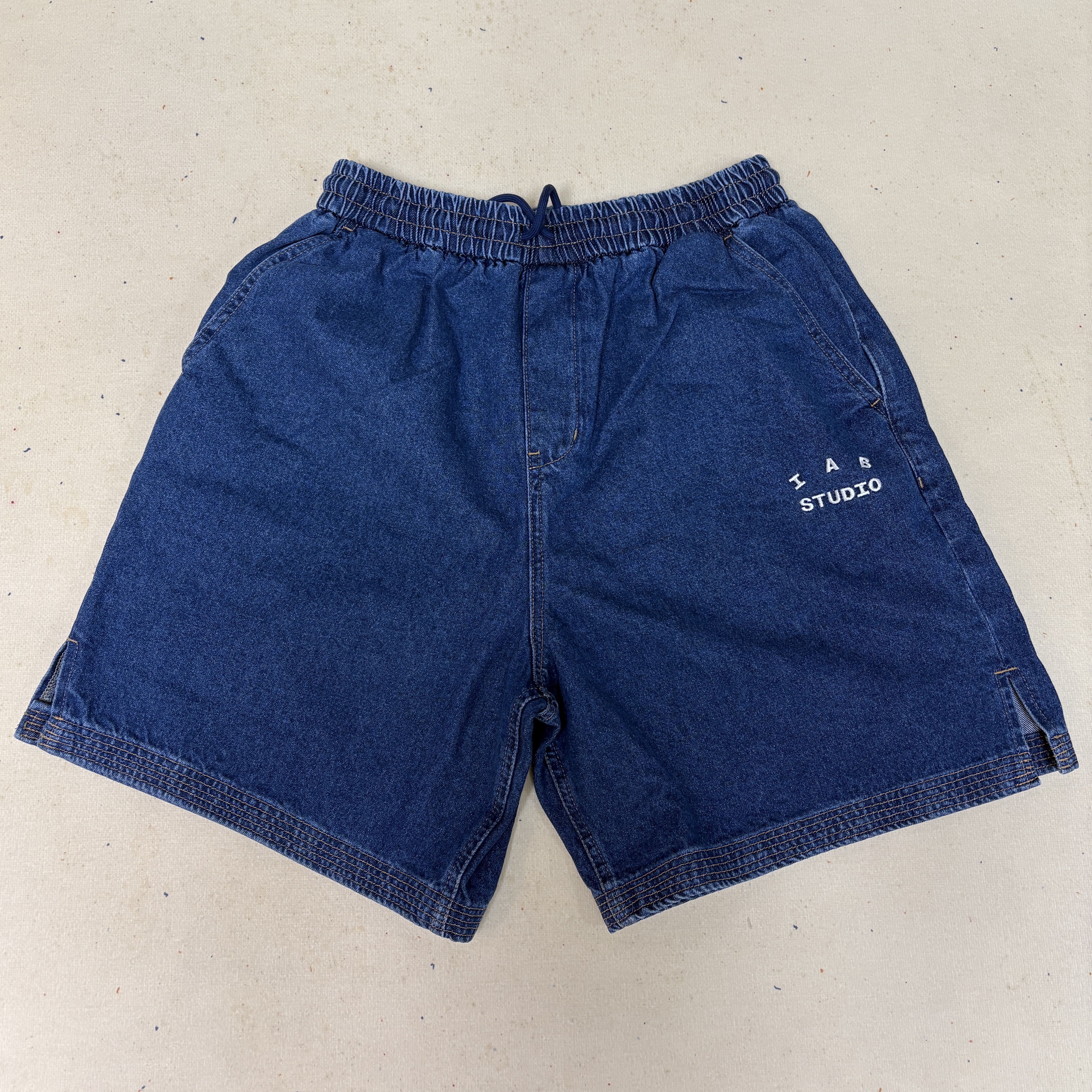 IAB Studio Denim Shorts Deep Blue 착용 스타일