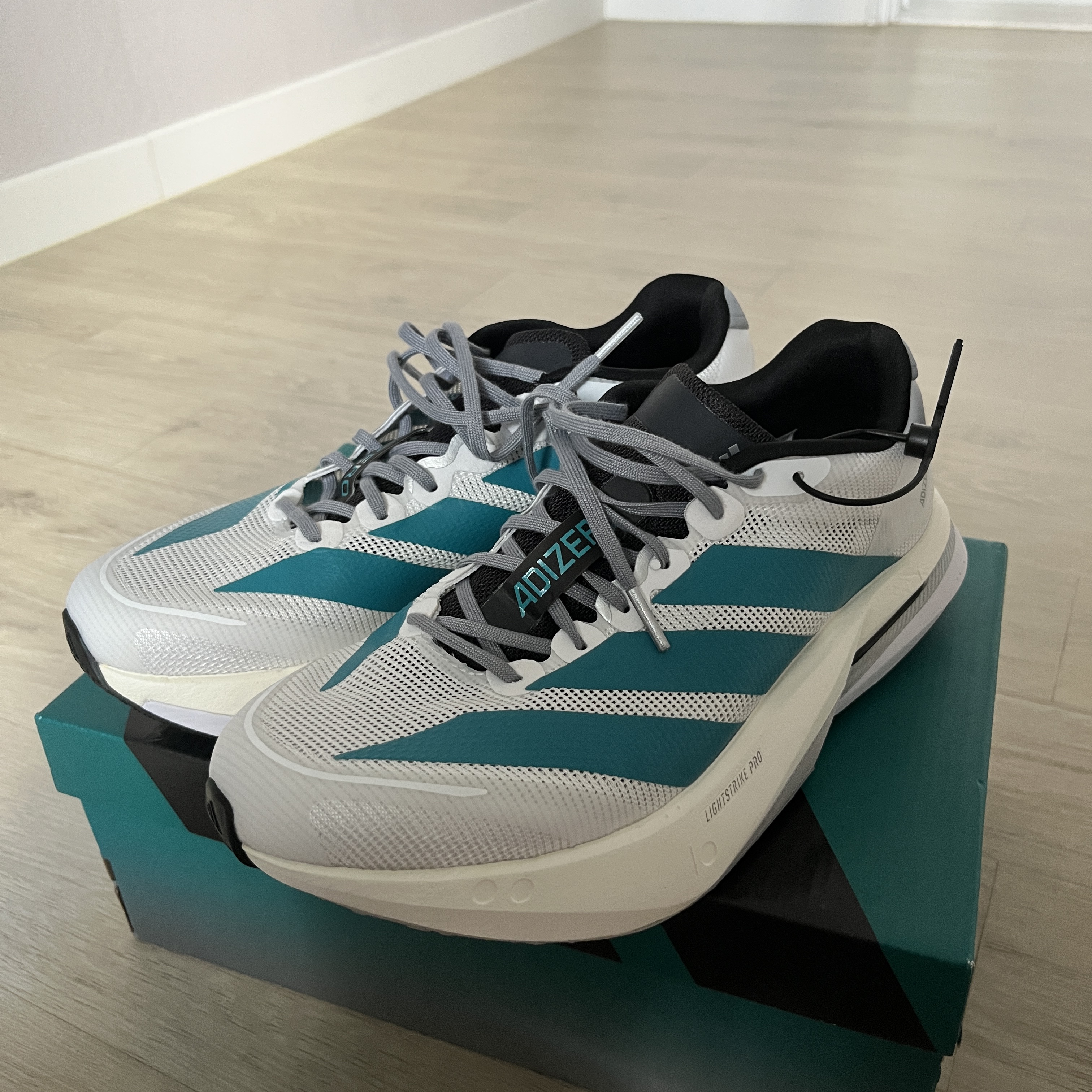 Adidas Adizero Boston 13 Cloud White Pure Teal 착용 스타일