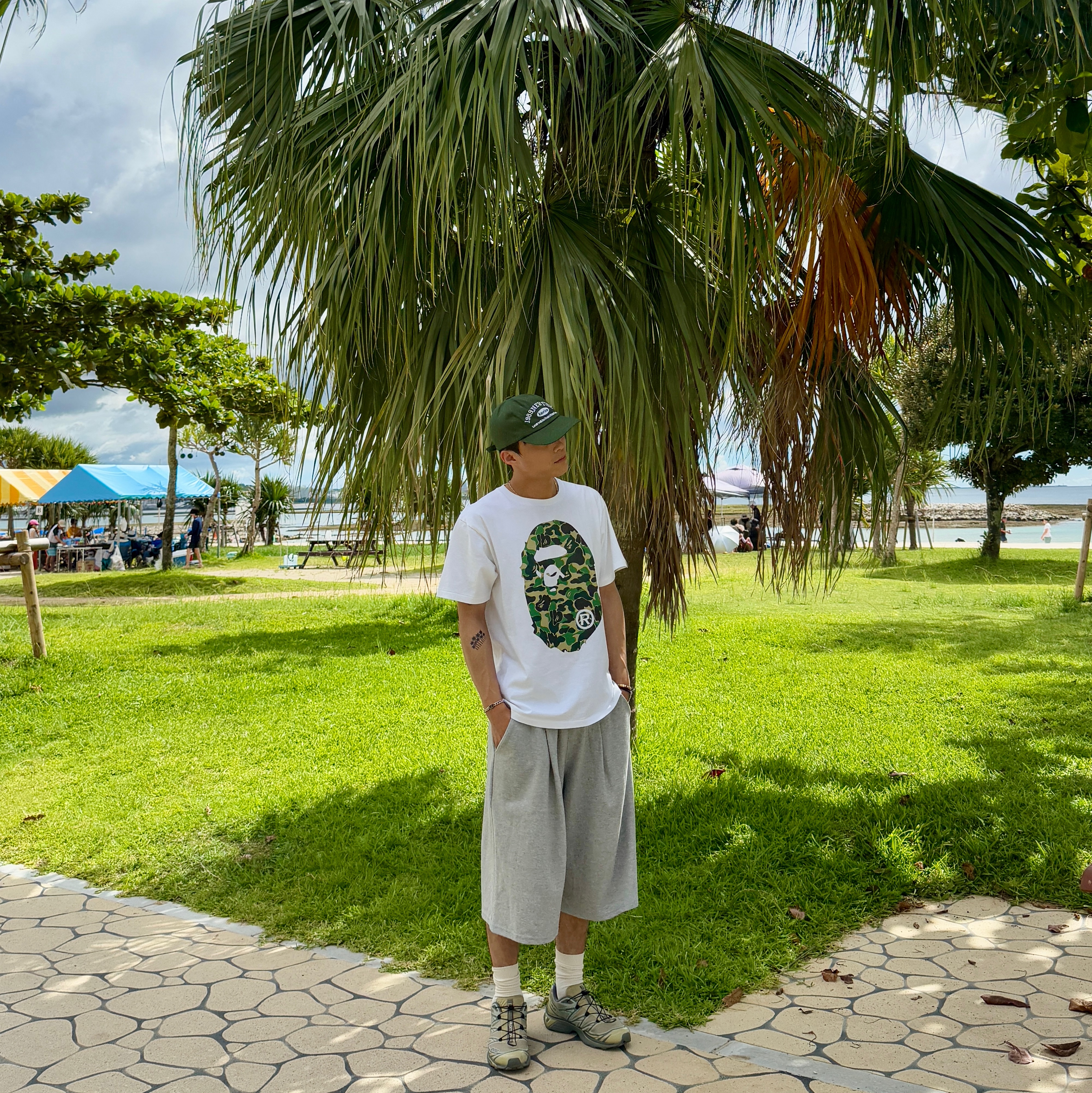 BAPE ABC Camo Big Ape Head T-Shirt White Green, Salomon XT-6 Mindful Grey Green Moss Grey 착용 스타일