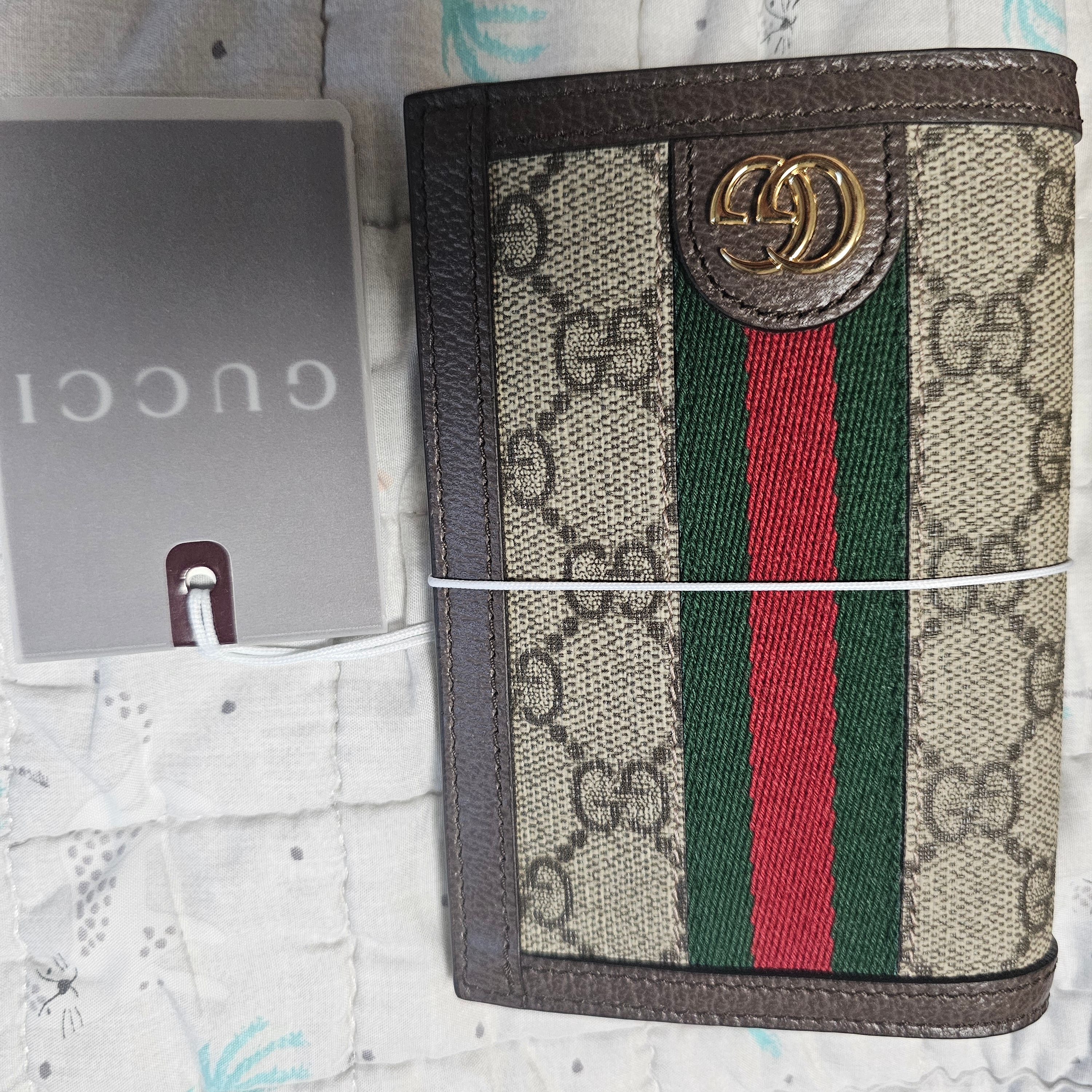 Gucci Ophidia GG Passport Case Beige Ebony 착용 스타일 - 4