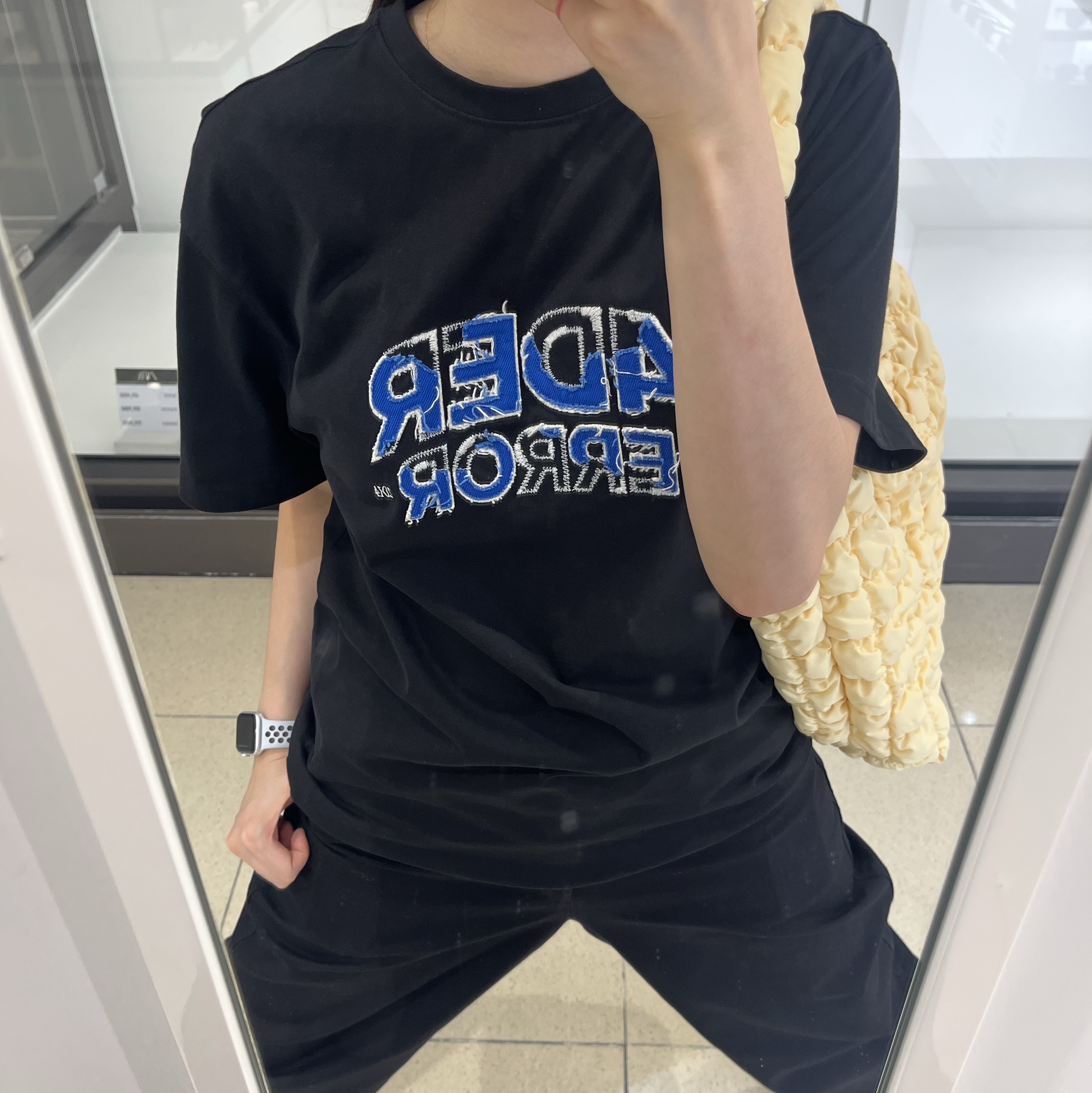 Ader Error Edca Logo T-Shirt Noir, COS Quilted Mini Tote Bag Light Yellow 착용 스타일 - 1