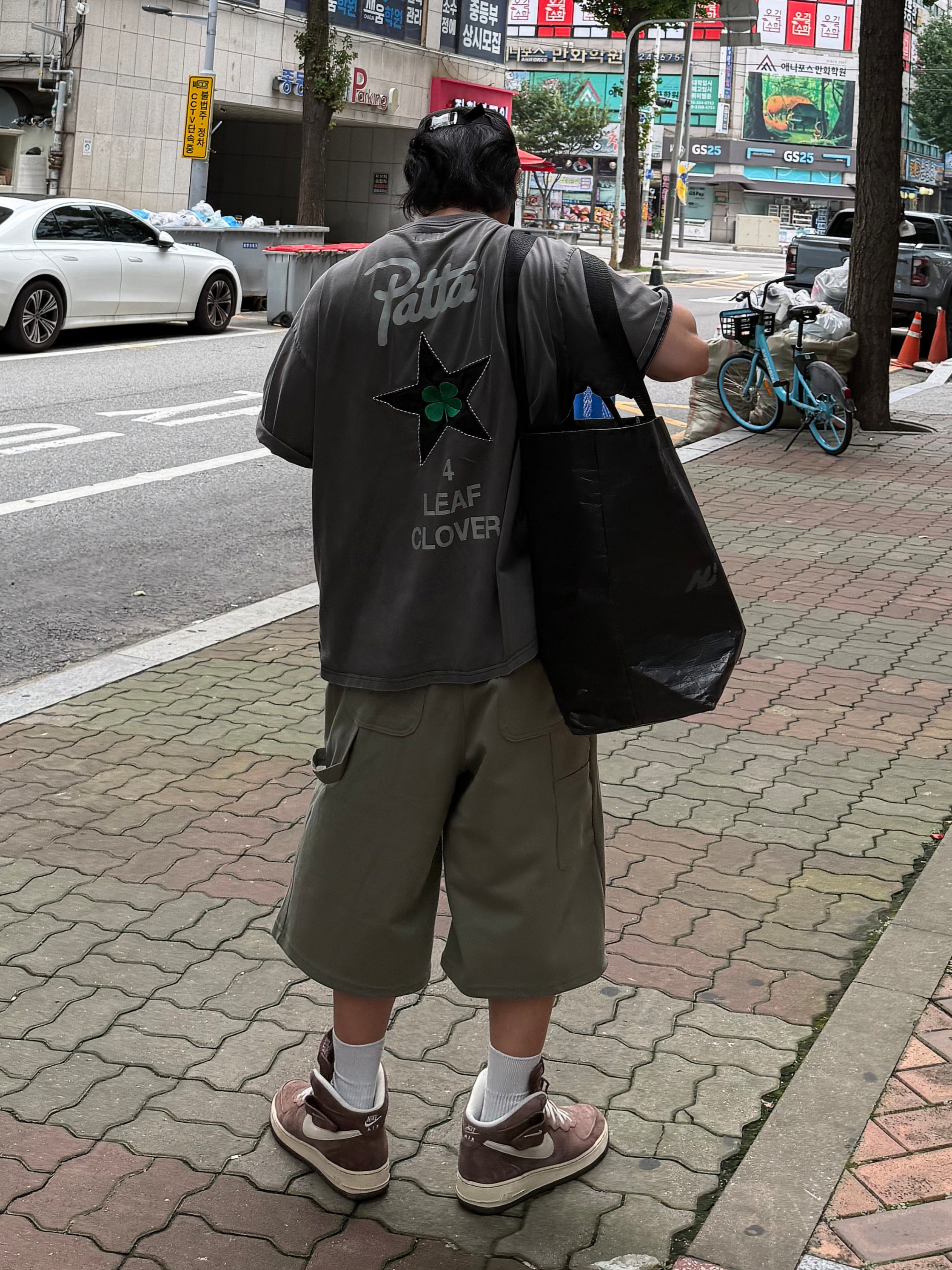 Converse x Patta Four Leaf Clover Short Sleeve T-Shirt Black, Nike Air Force 1 Mid '07 QS Chocolate 착용 스타일 - 1