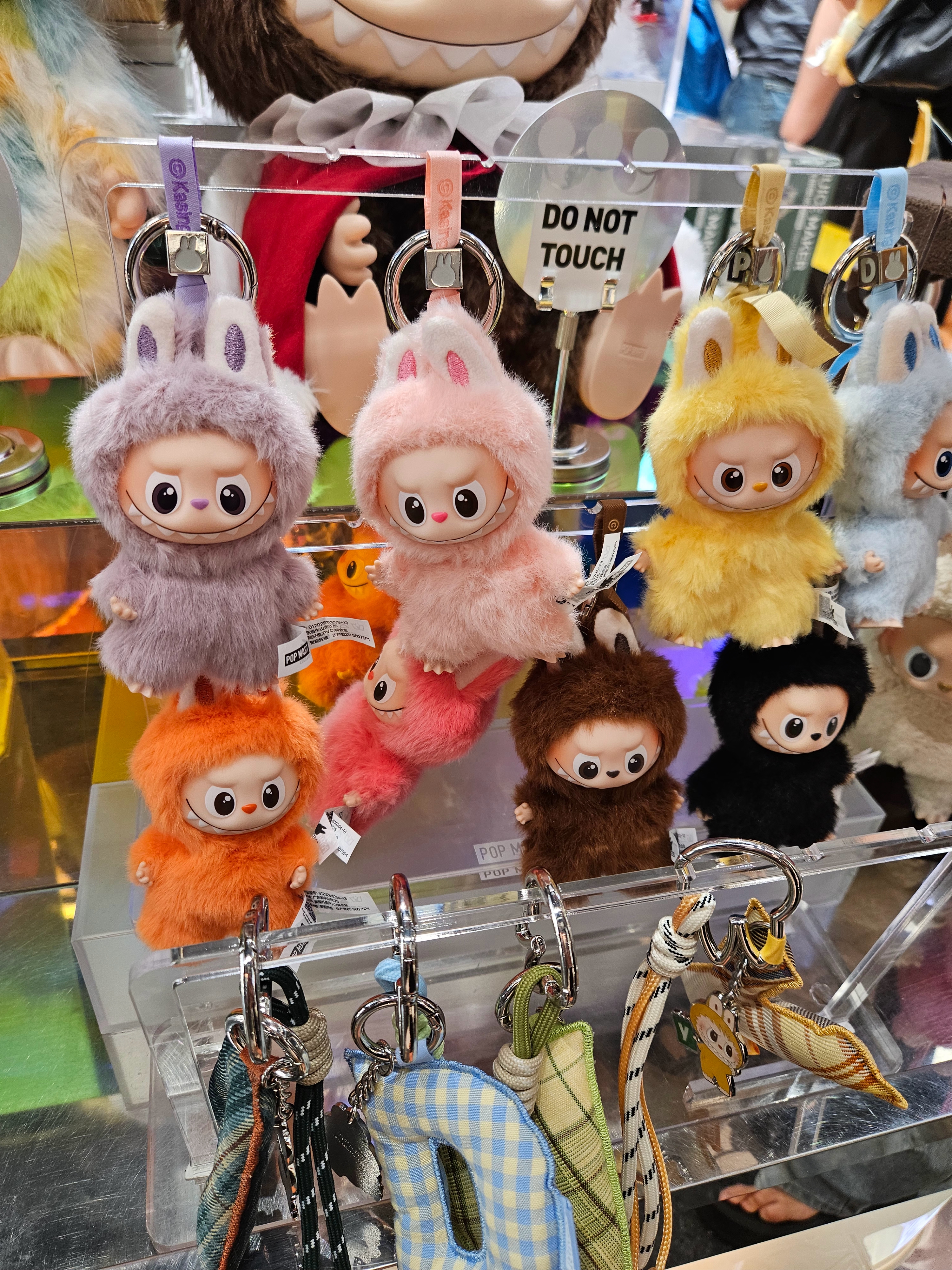 Pop Mart Labubu The Monsters Big Into Energy Series-Rock The Universe Vinyl Plush Doll, Pop Mart Dimoo Crush On Coffee Series Soft Faced Plush Keychain Caramel Coffee (Opened Case) 착용 스타일 - 10