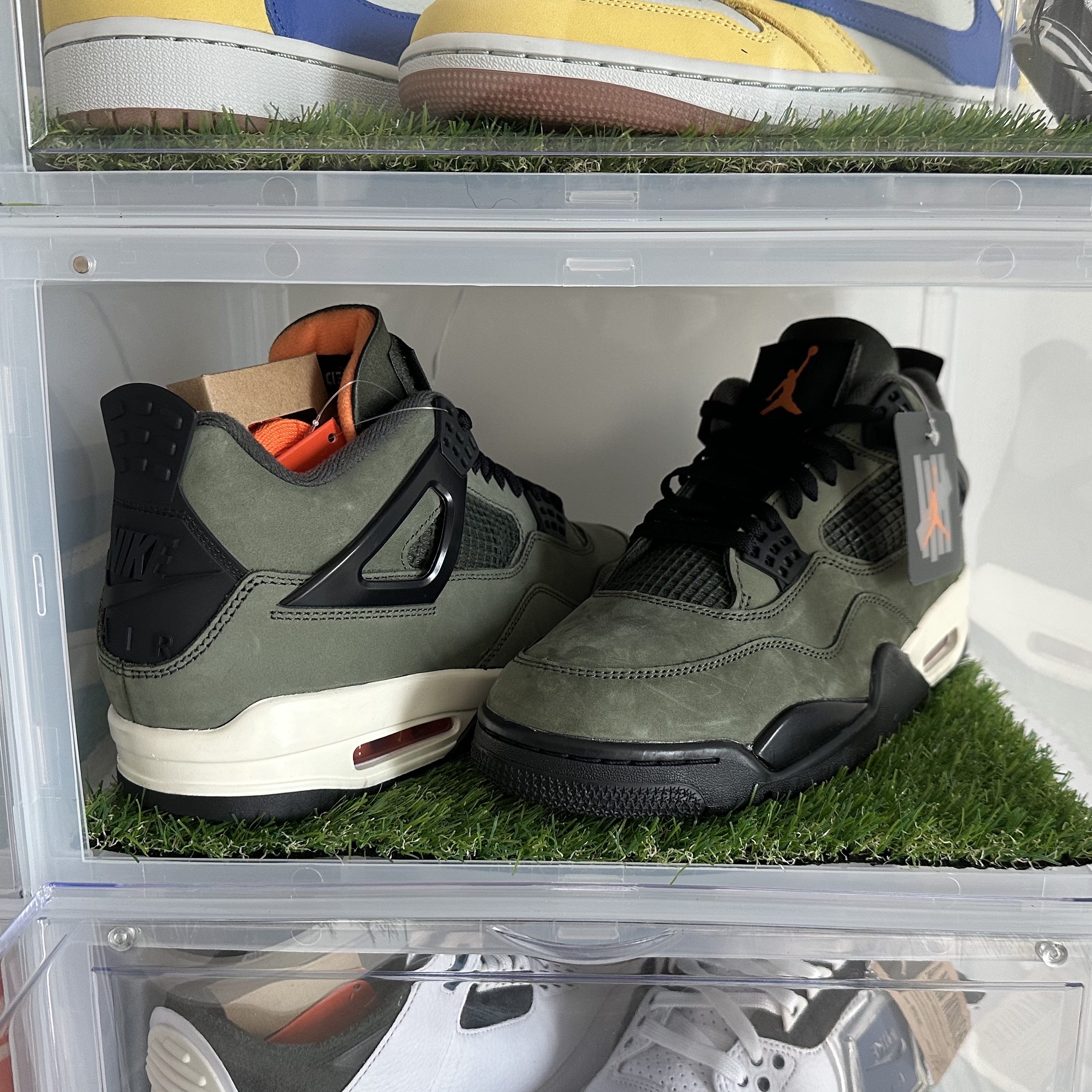 Jordan 4 x Undefeated Retro OG SP Deep Green and Clementine 착용 스타일