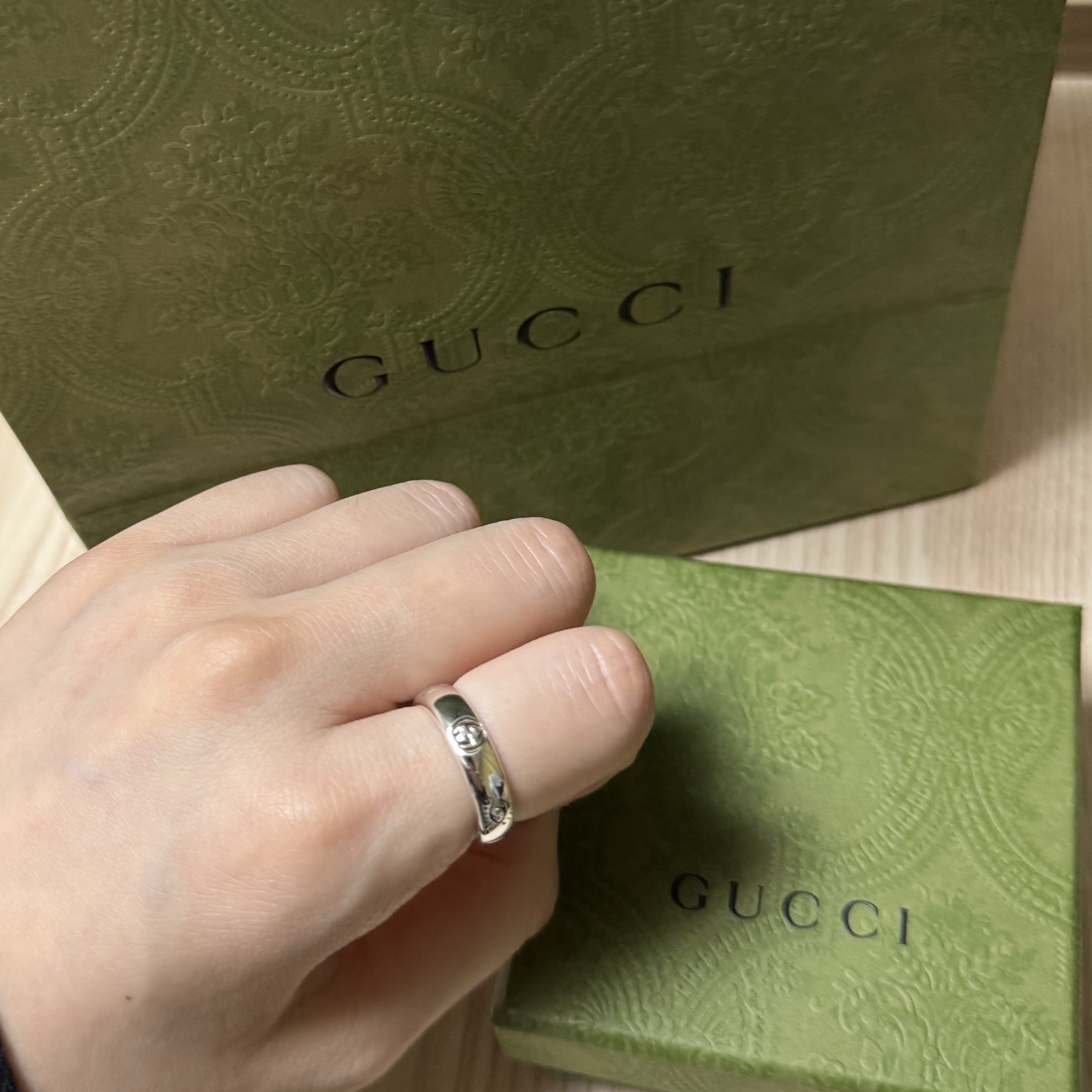 Gucci Blind For Love Ring Silver 착용 스타일 - 1
