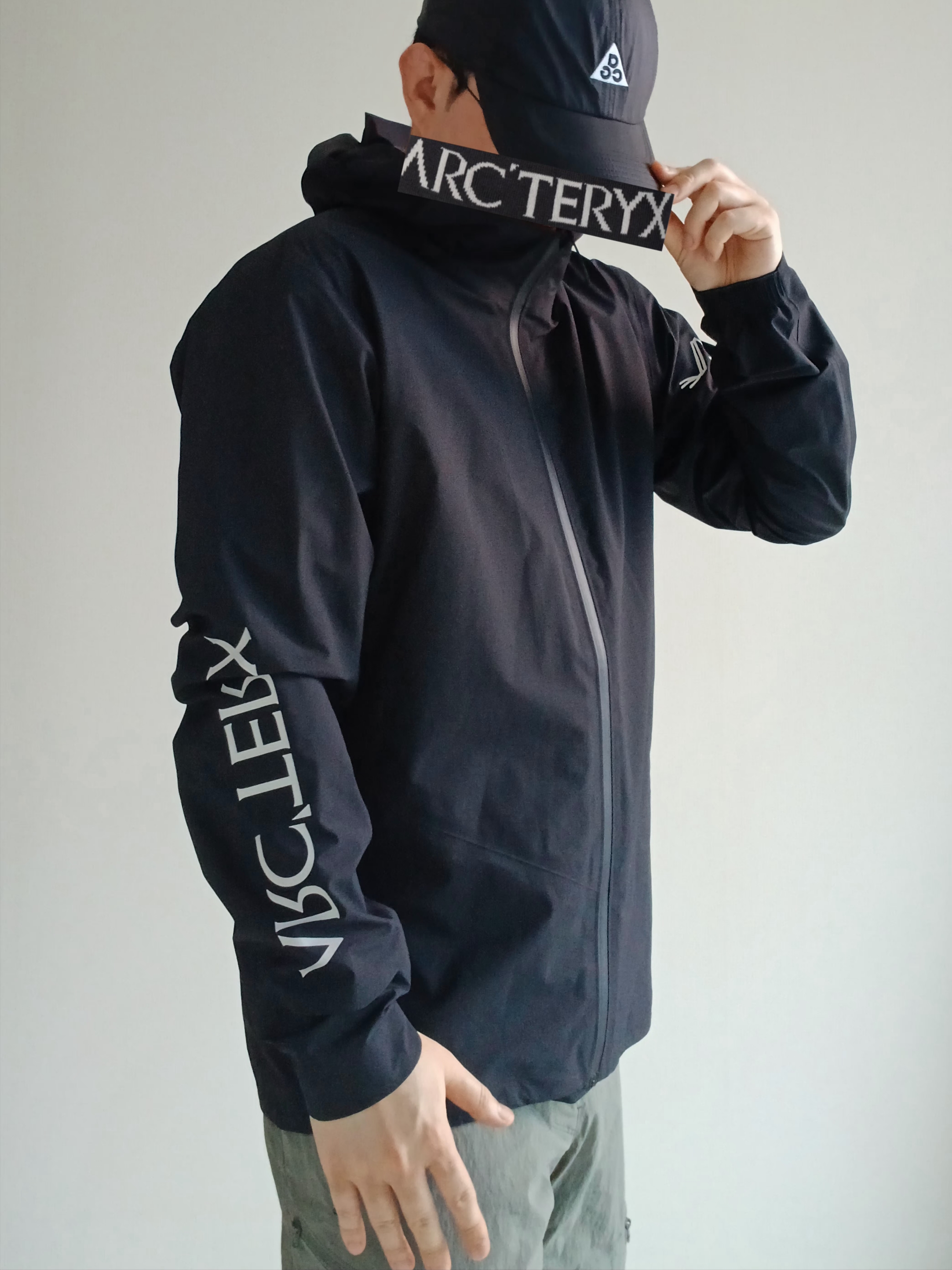 Nike ACG Trail Cap Black, Arc'teryx Norvan Jacket Black 착용 스타일 - 2