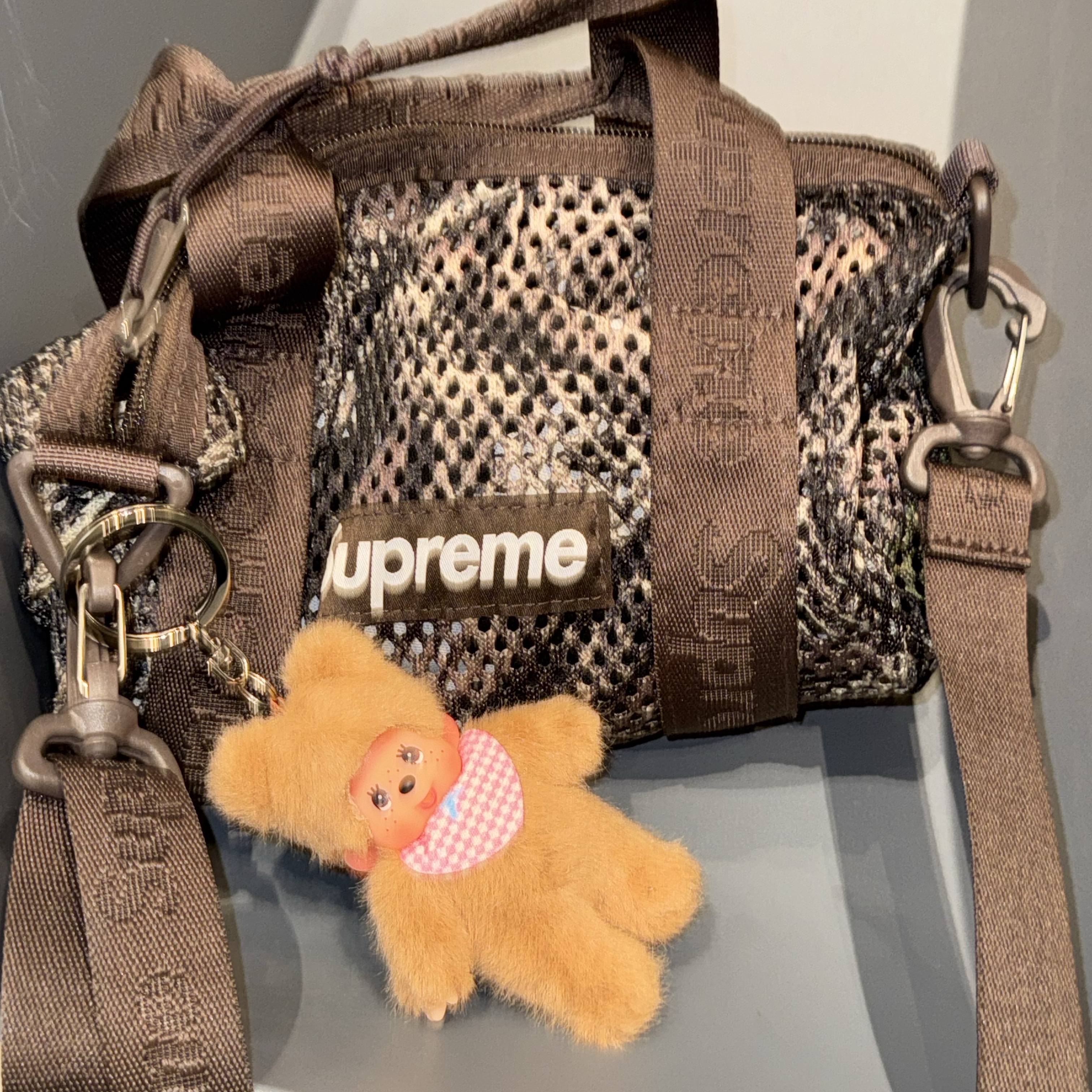 Supreme Mesh Mini Duffle Bag Truetimber Kanati Camo - 25SS, Monchhichi Bebichhichi Plush Doll Key Chain Brown 착용 스타일 - 1
