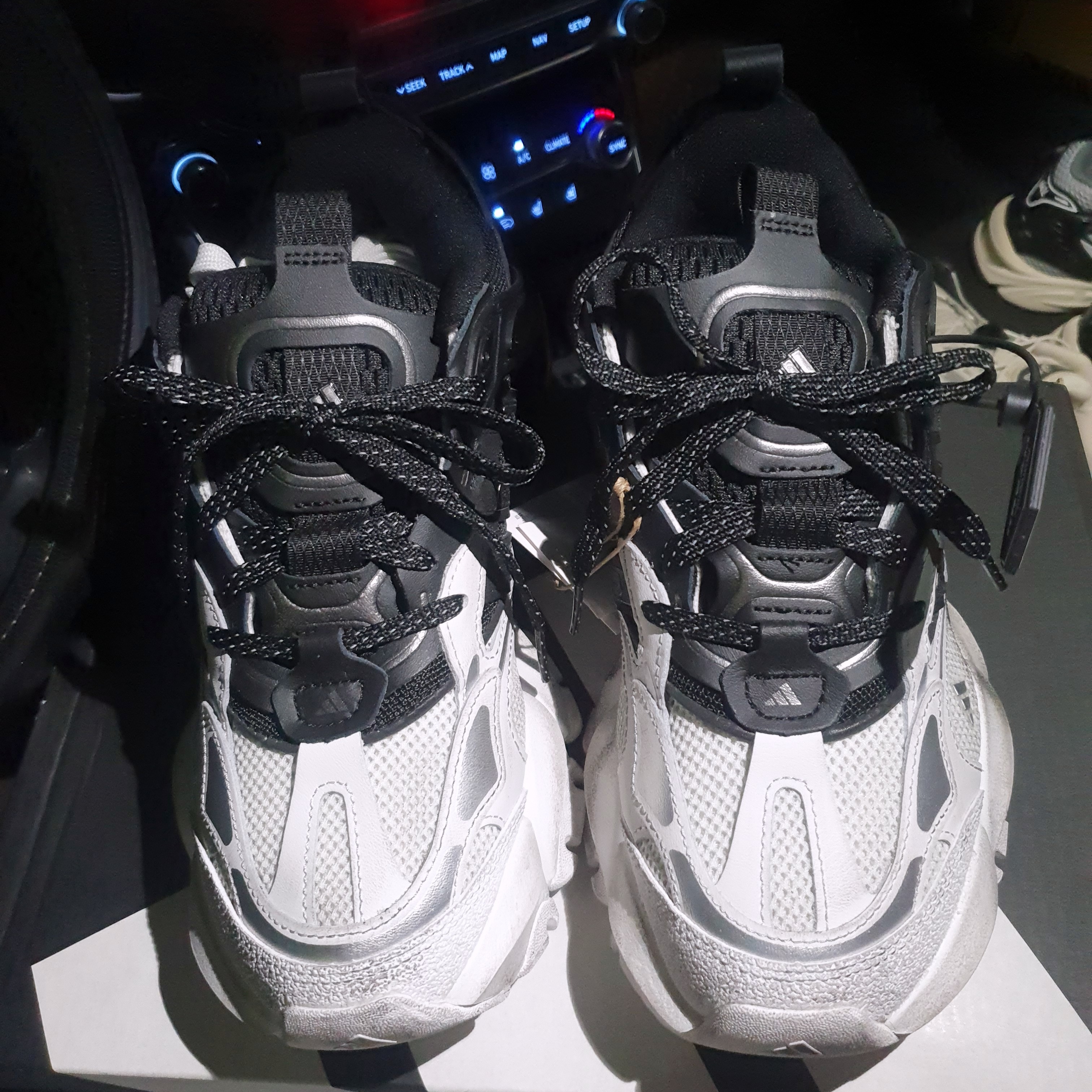 Adidas Vento XLG Runner Deluxe Sneakers White Black 착용 스타일 - 1