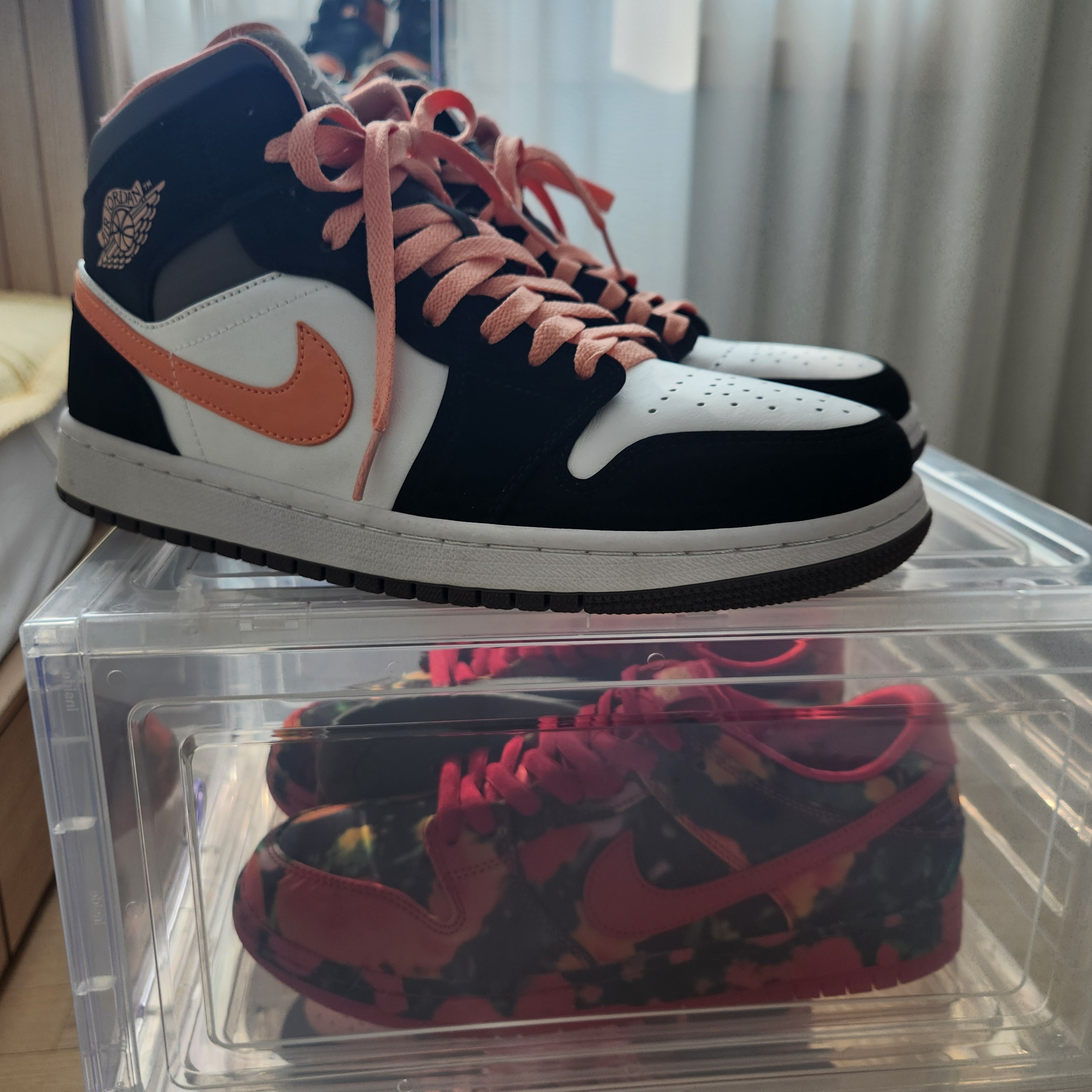 (W) Jordan 1 Mid SE Peach Mocha, Nike SB Dunk Low Pro The Wizard of Oz 착용 스타일