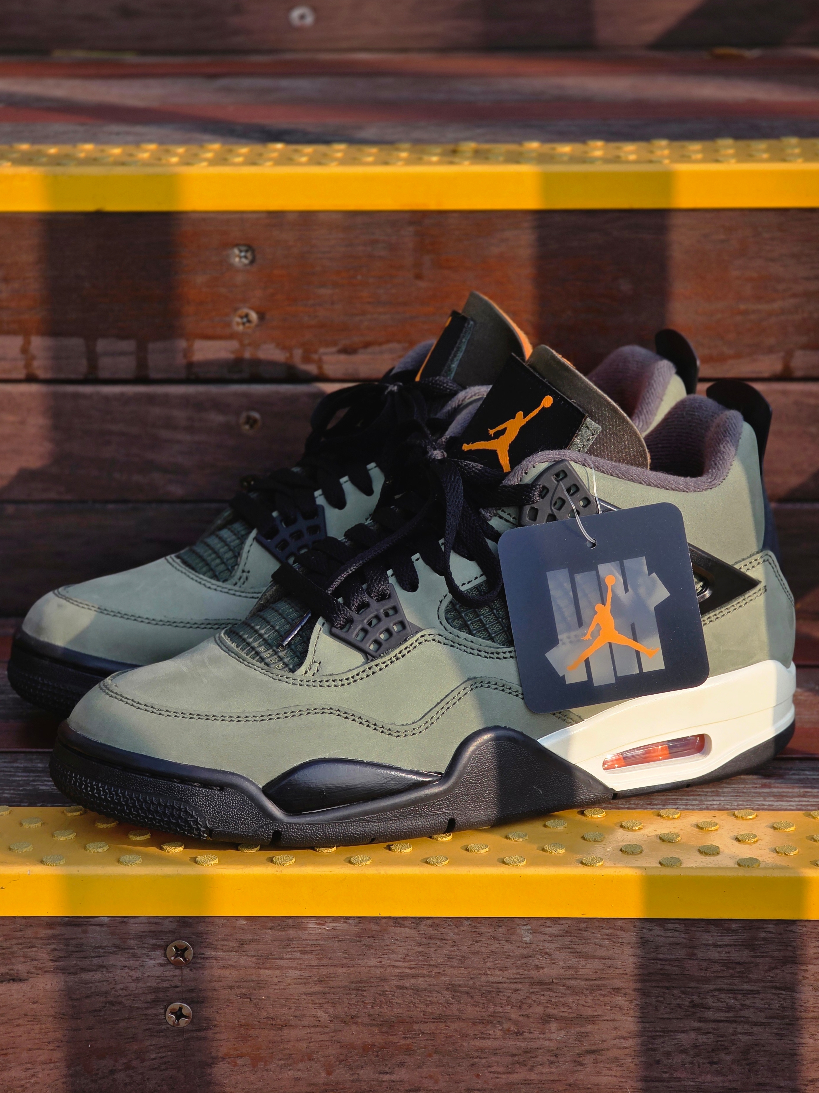 Jordan 4 x Undefeated Retro OG SP Deep Green and Clementine 착용 스타일 - 1