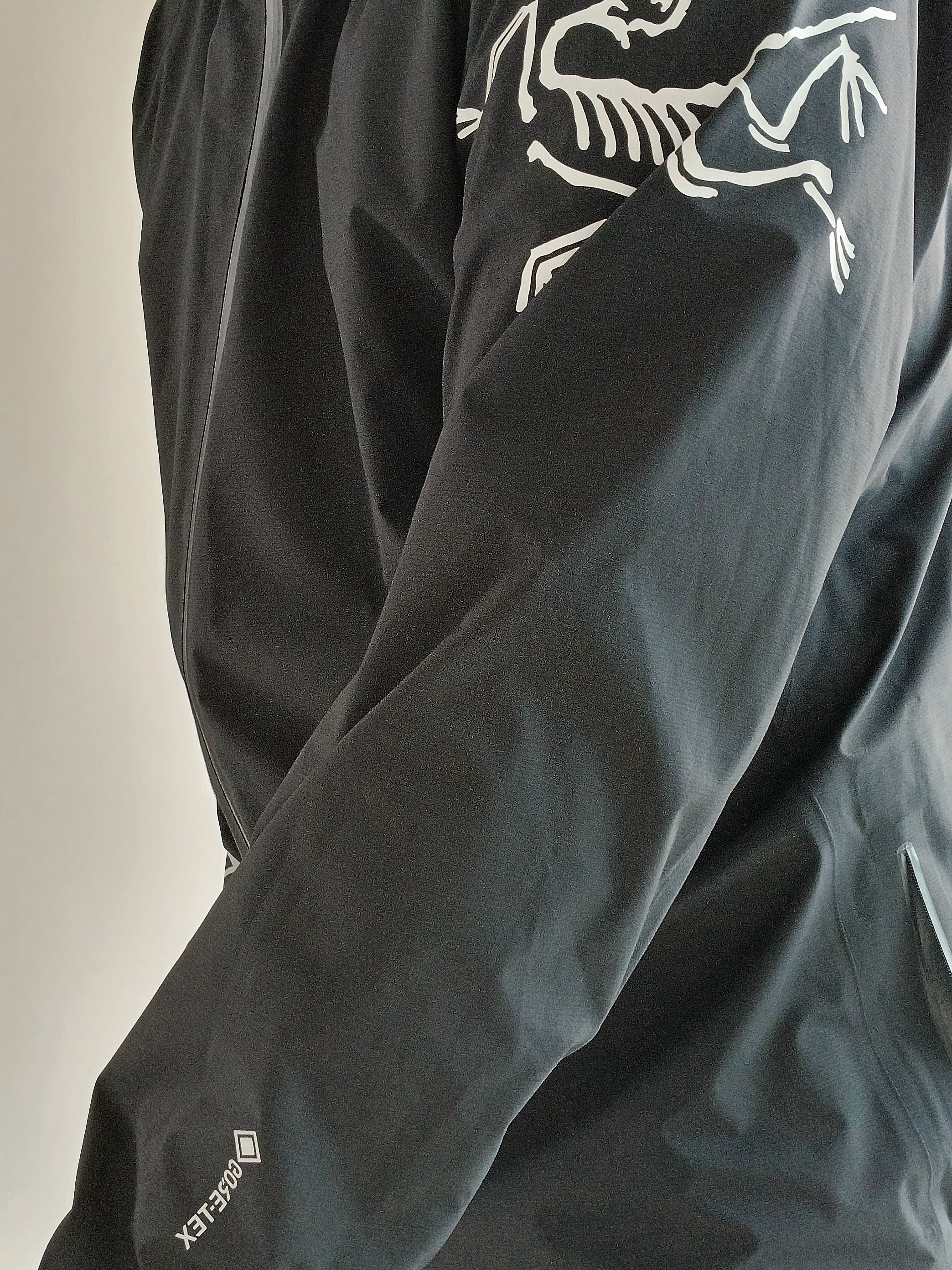 Nike ACG Trail Cap Black, Arc'teryx Norvan Jacket Black 착용 스타일 - 4