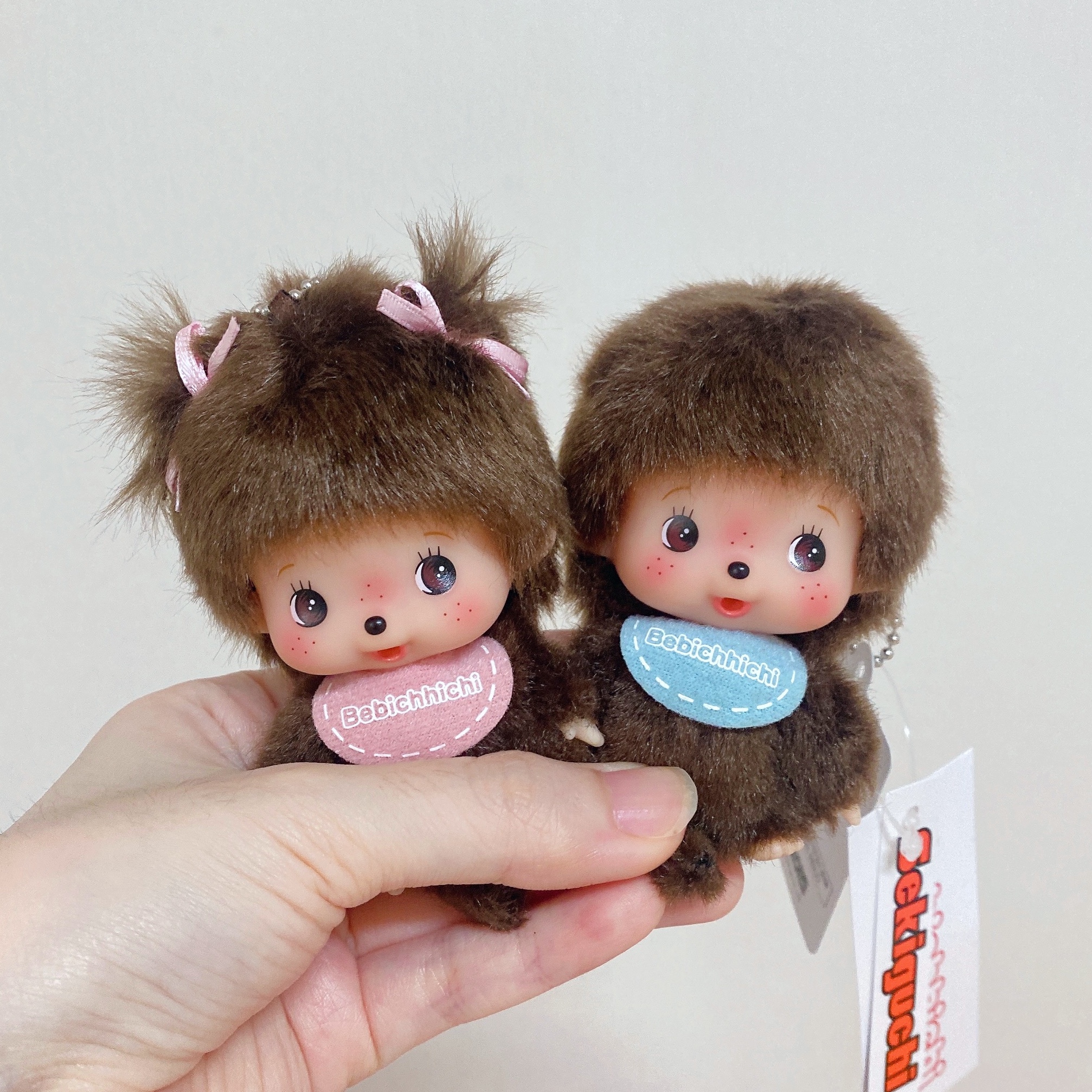 Monchhichi Bebichhichi Bighead SS Boy Key Chain Blue, Monchhichi Bebichhichi Bighead SS Girl Key Chain Pink 착용 스타일