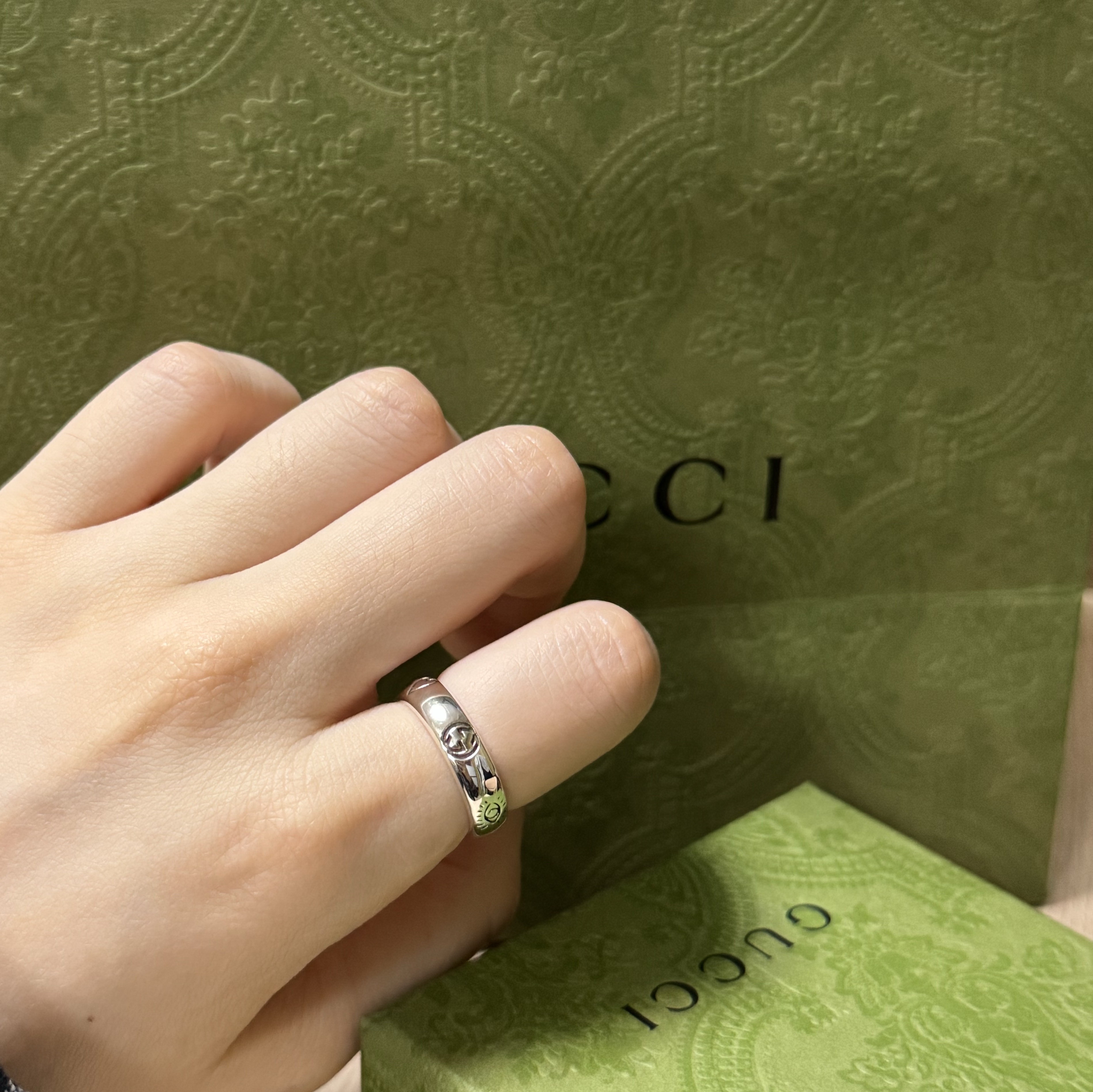 Gucci Blind For Love Ring Silver 착용 스타일 - 2