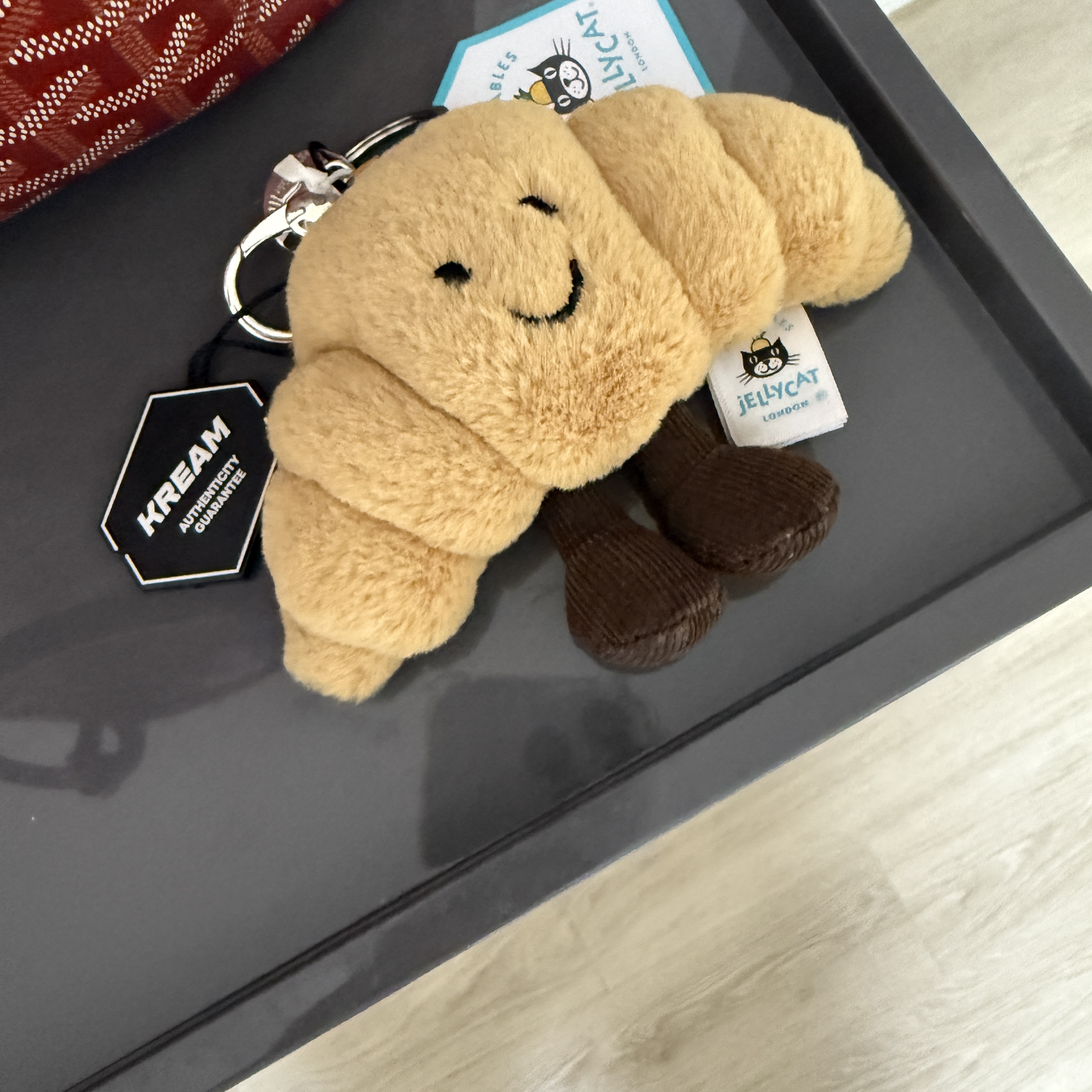 Jellycat Amuseable Croissant Bag Charm Brown 착용 스타일