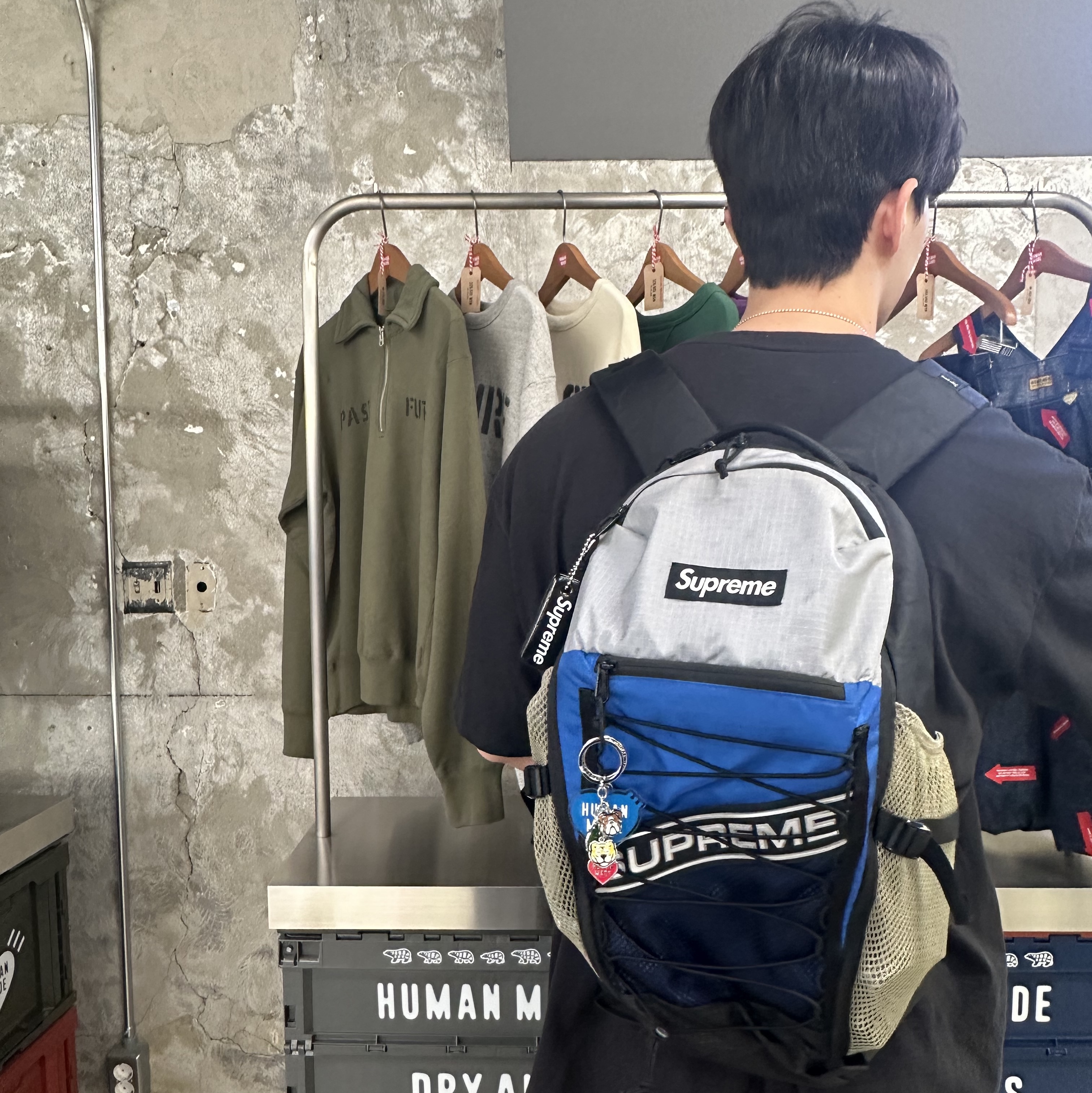 Supreme Backpack Blue - 23FW, Supreme Floating Keychain Black - 23FW 착용 스타일