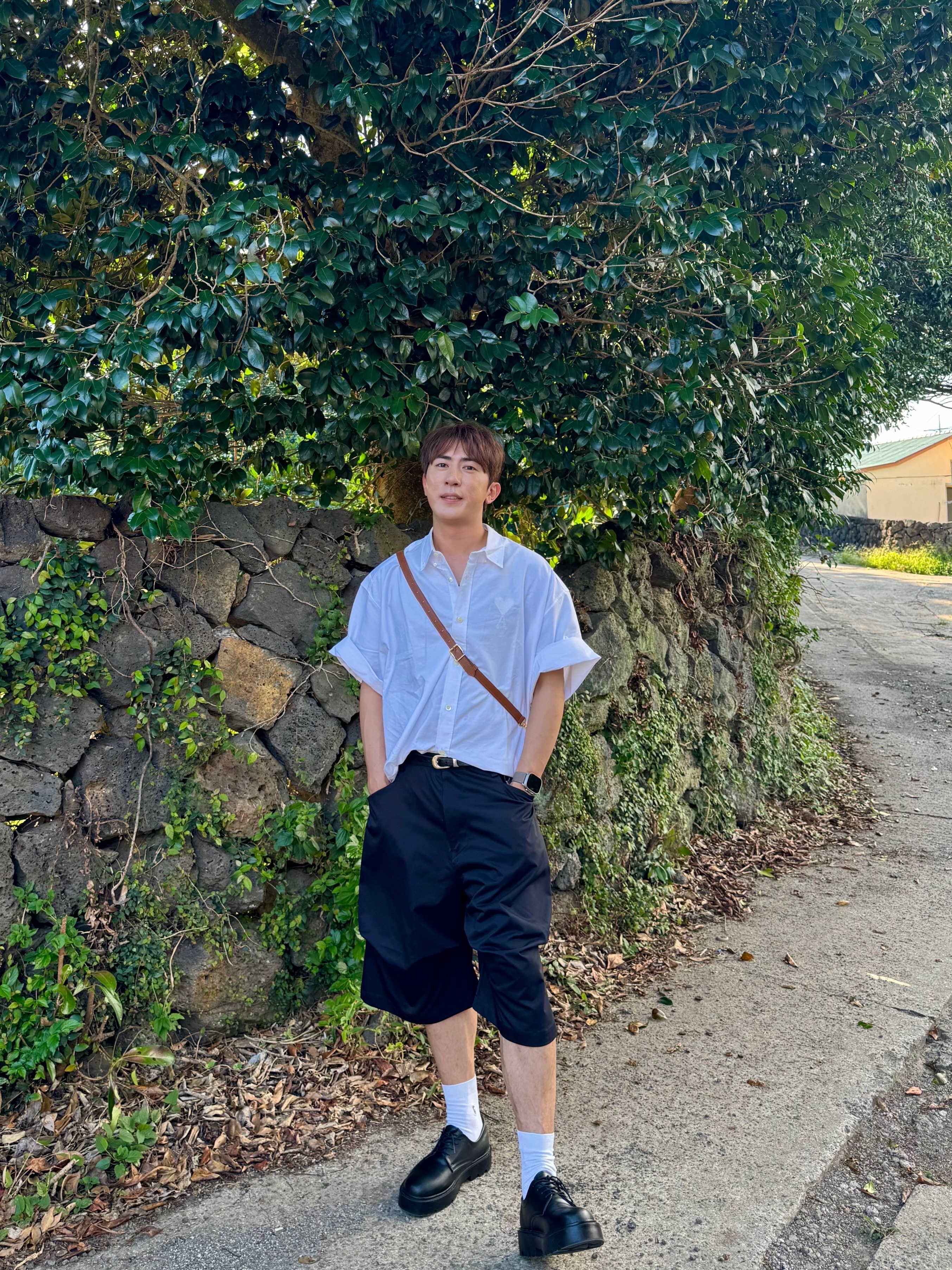 Nonnod Alpine Carpenter Shorts Matt Black, AMI Tonal Heart Logo Short Sleeve Shirt Natural White 착용 스타일