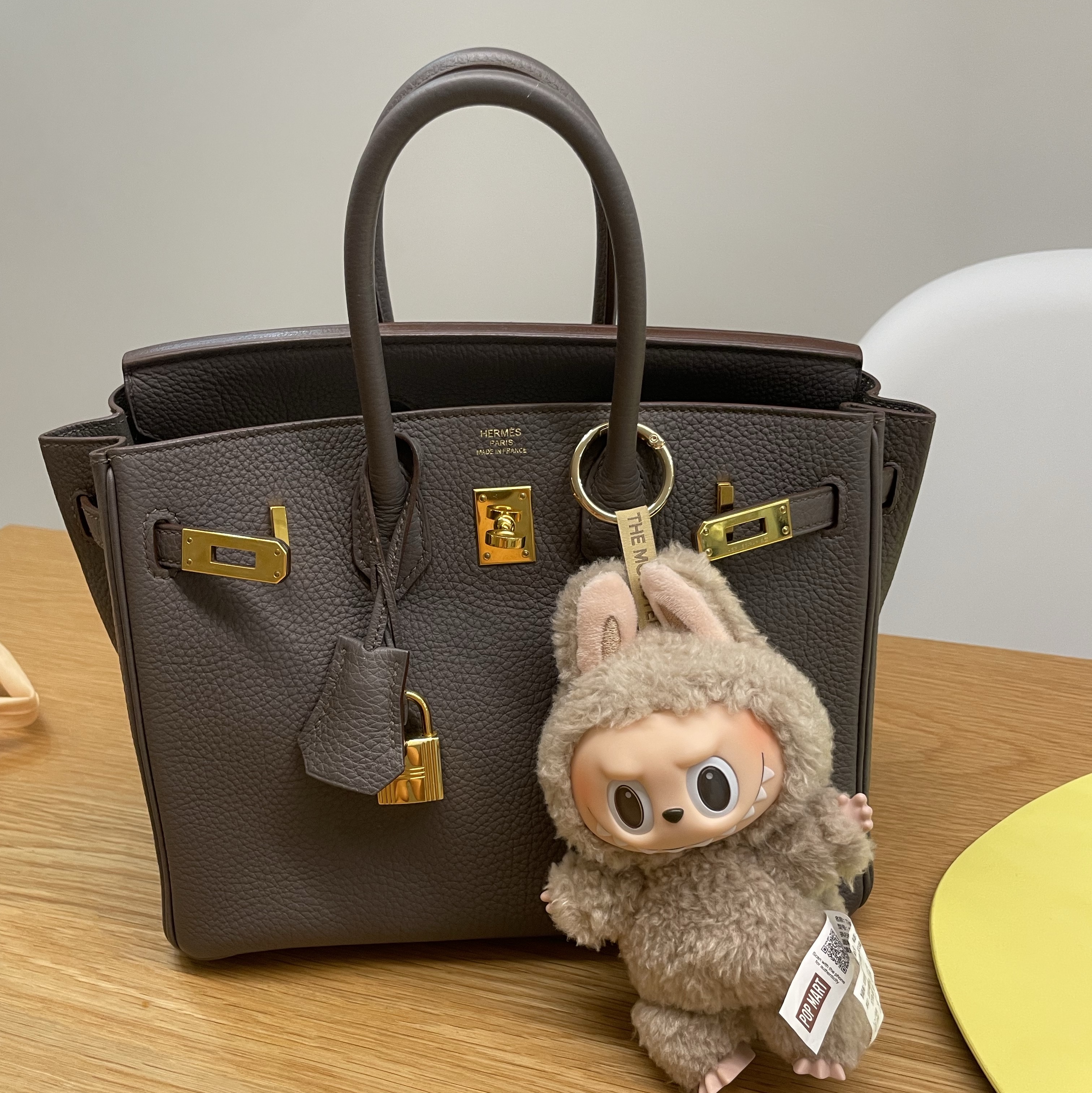 Pop Mart Labubu The Monsters Labubu Tasty Macarons Series Toffe Keyring 착용 스타일
