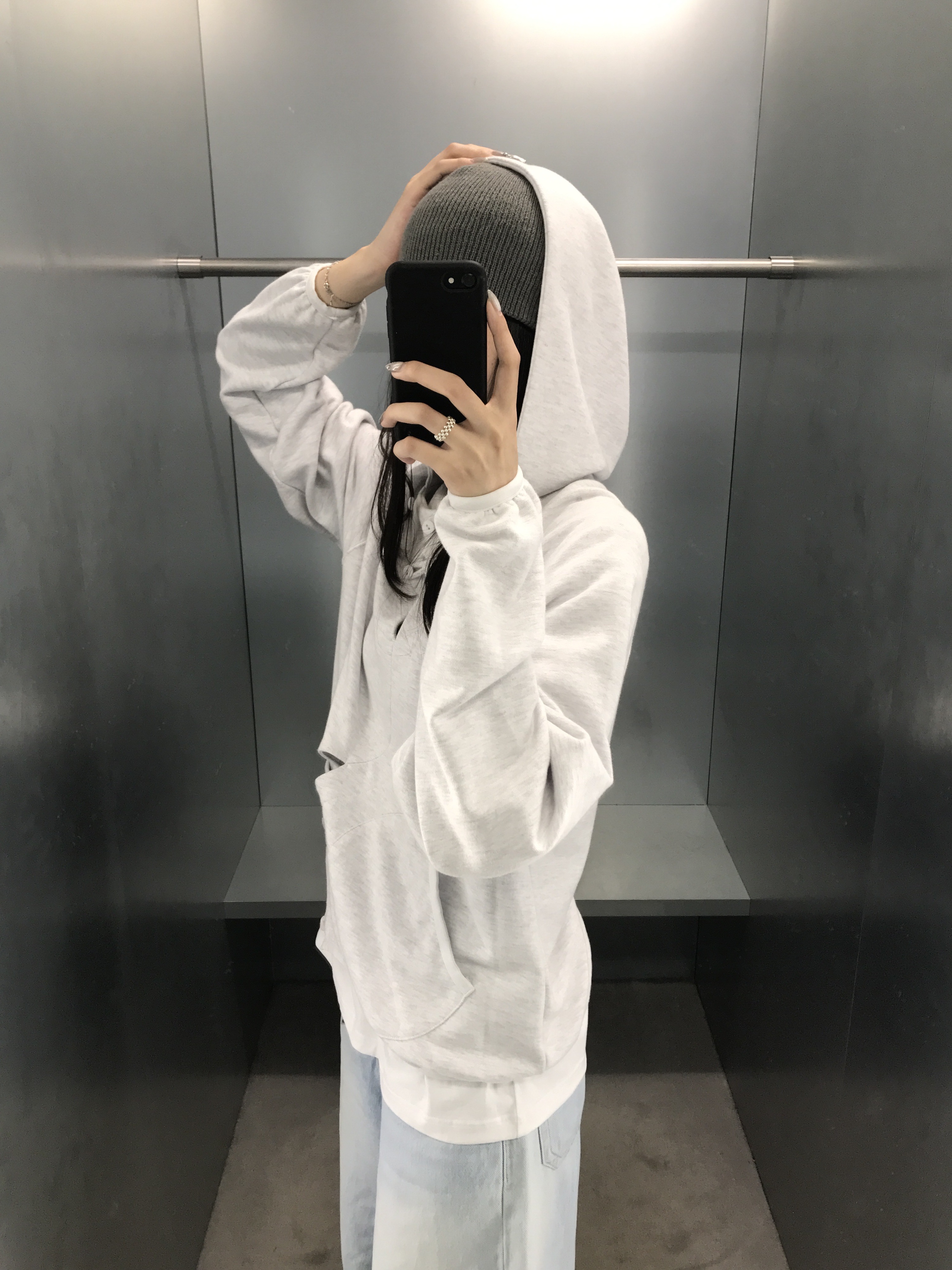 Sansan Gear Button Hoodie White Melange 착용 스타일