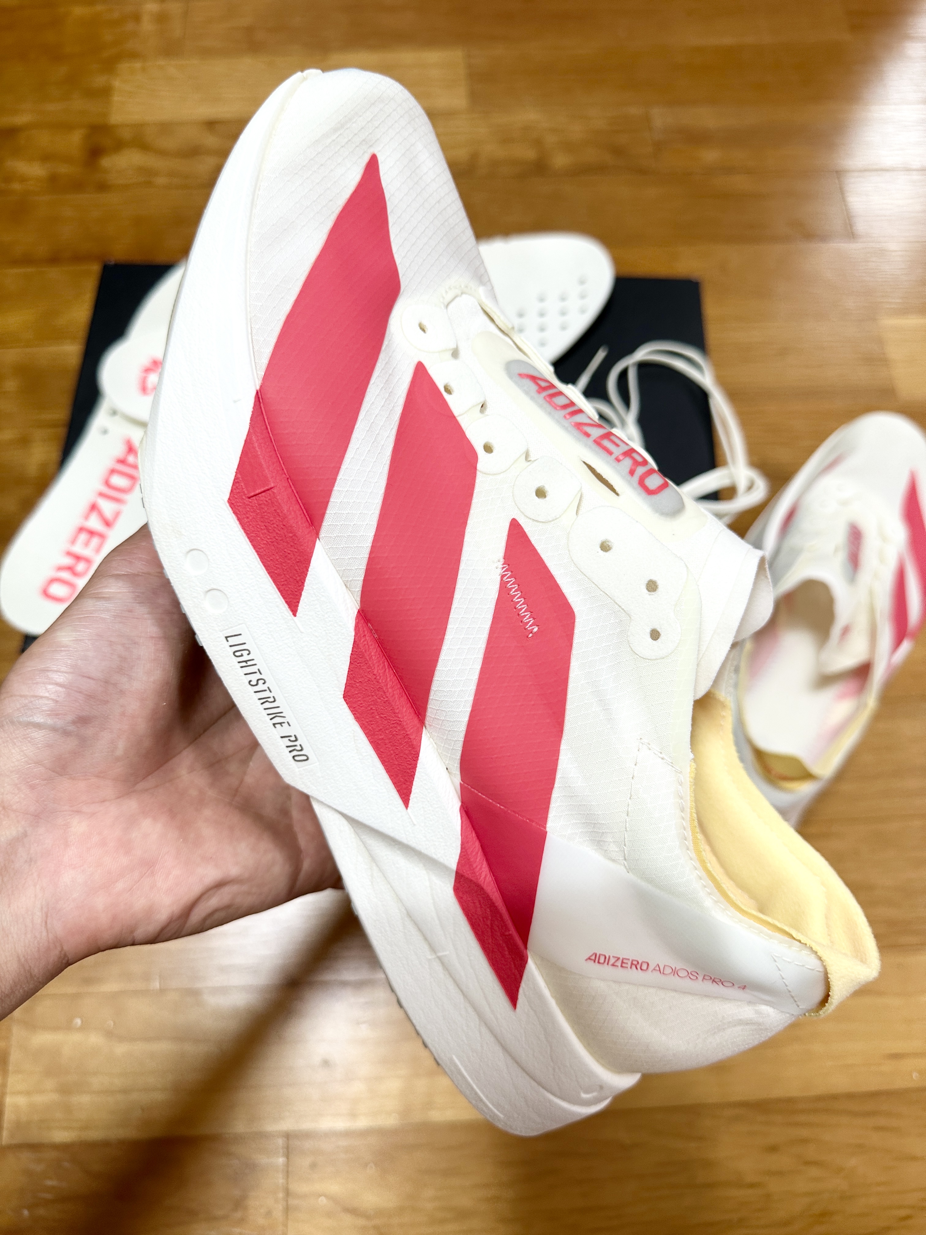 Adidas Adizero Adios Pro 4 Off White Semi Lucid Red 착용 스타일