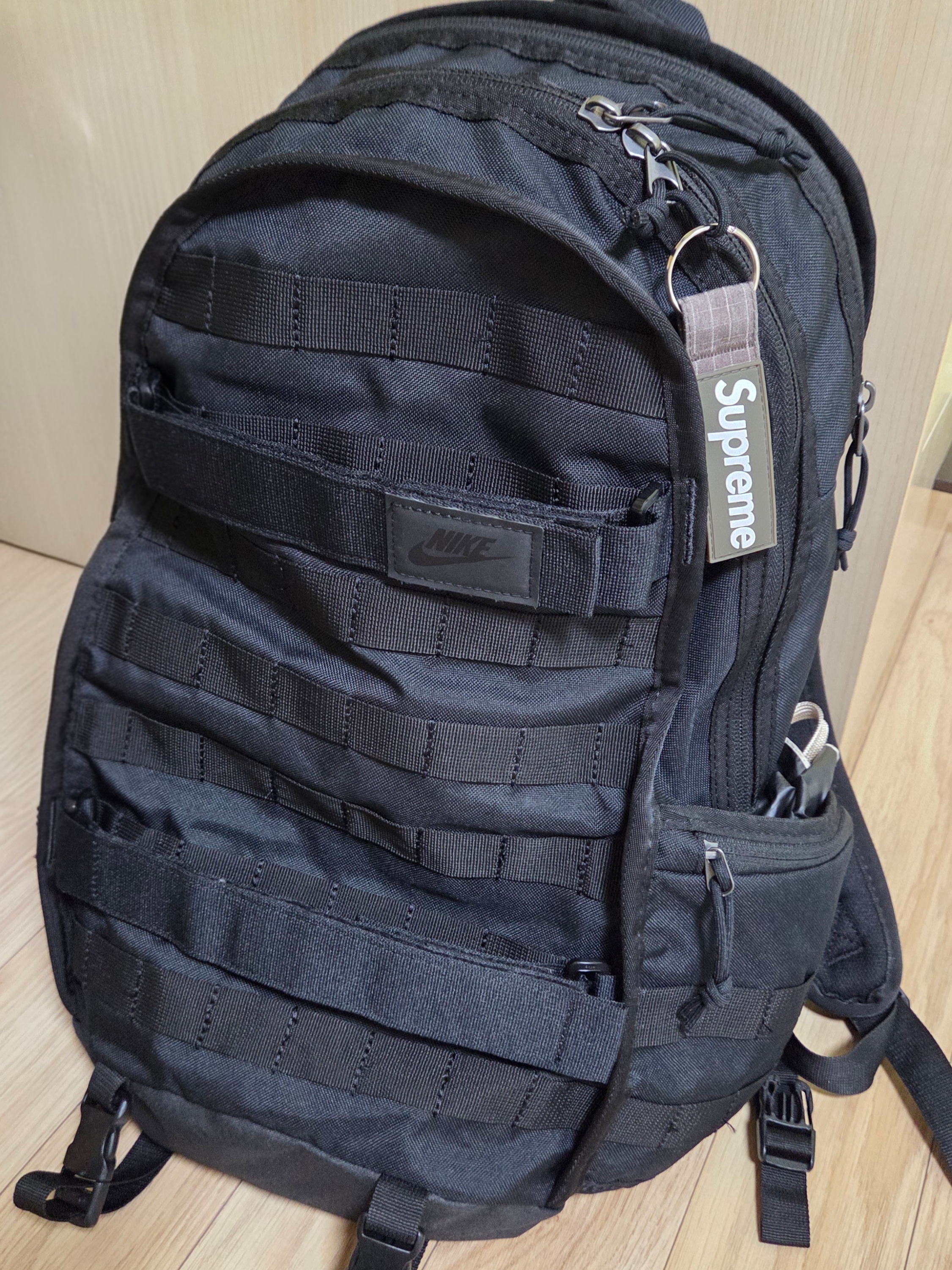 Nike NSW RPM Backpack 26L Black, Supreme Ripstop Keychain Woodland Camo - 24SS 착용 스타일