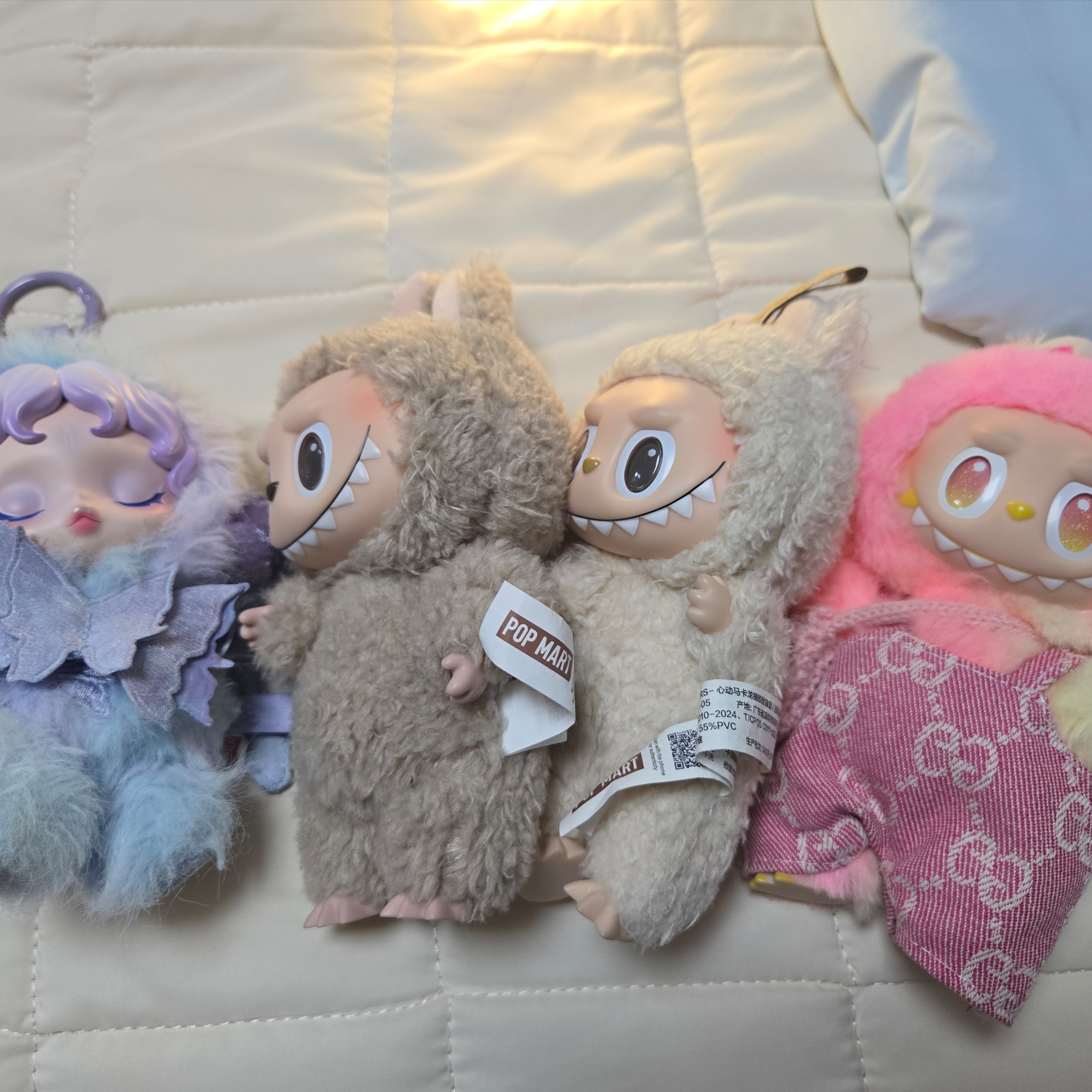 Pop Mart Labubu The Monsters Labubu Tasty Macarons Series Soymilk Keyring (Opened Case), Pop Mart Labubu The Monsters Labubu Tasty Macarons Series Toffe Keyring (Opened Case) 착용 스타일 - 2