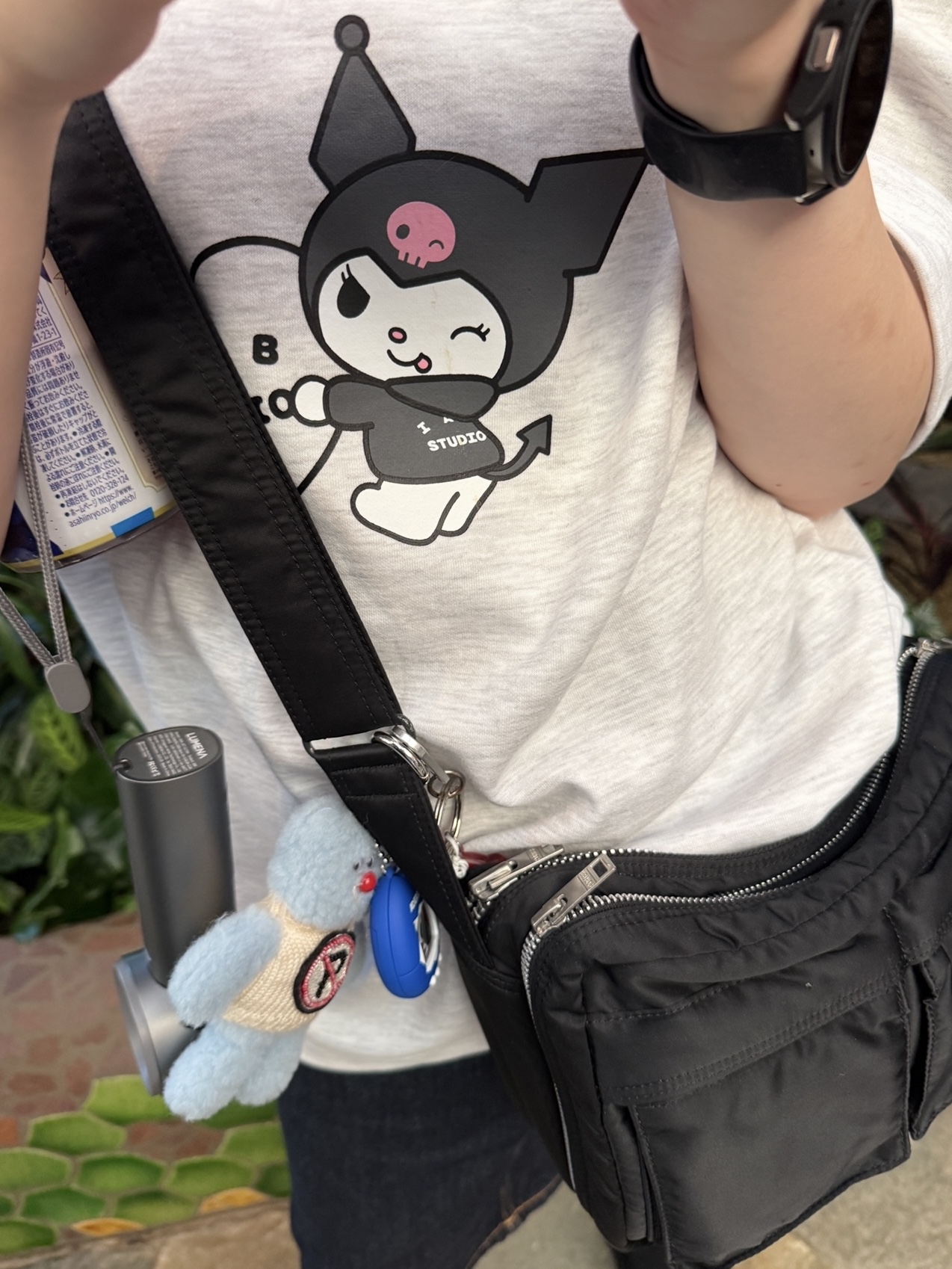 IAB Studio Kuromi Heart T-shirts Light Grey, Monamhee x Peaceminusone Syhee Plush Keyring 착용 스타일 - 1