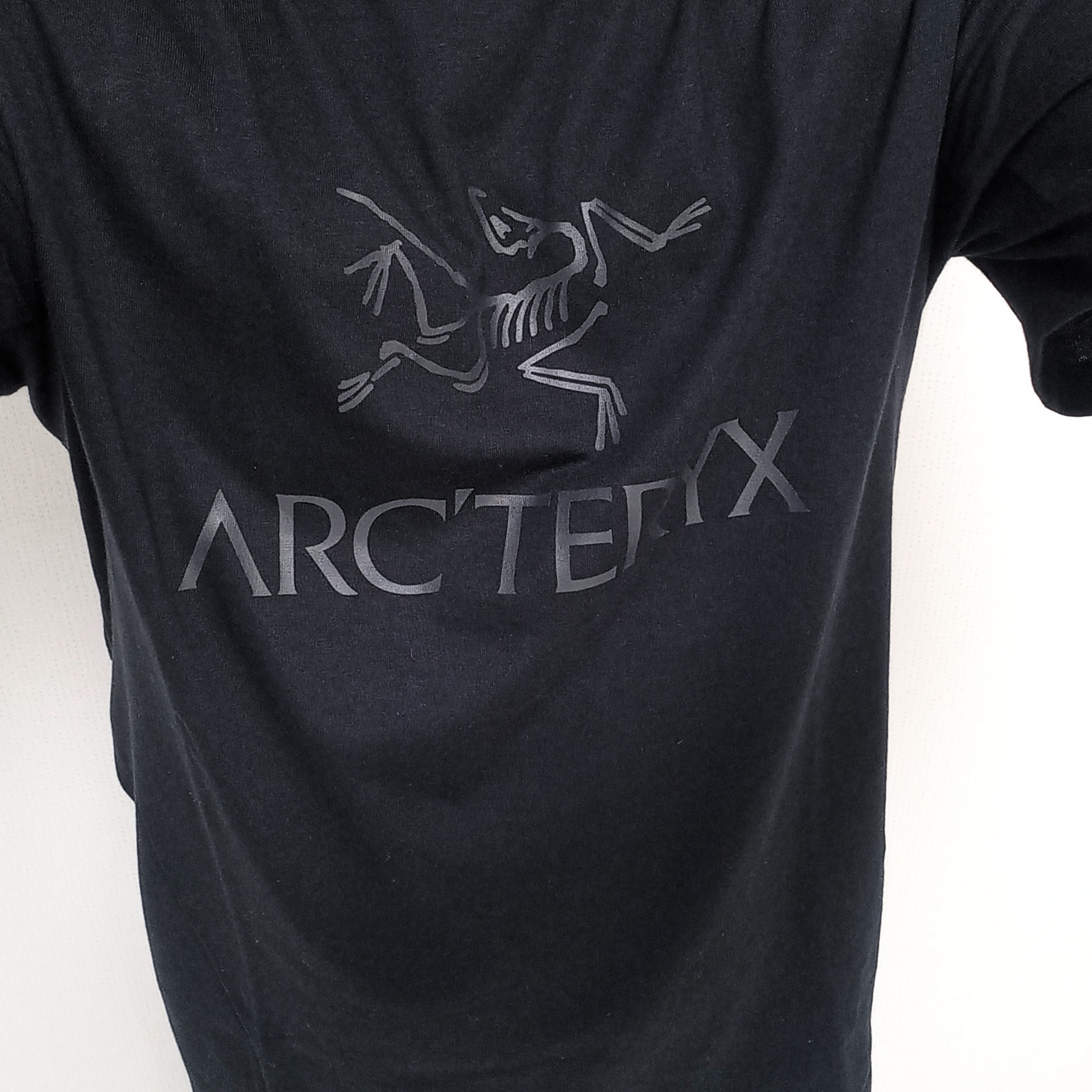 Arc'teryx Arc'word Logo SS T-Shirt Black, Arc'teryx Arc'word SS T-Shirt Black 착용 스타일 - 1