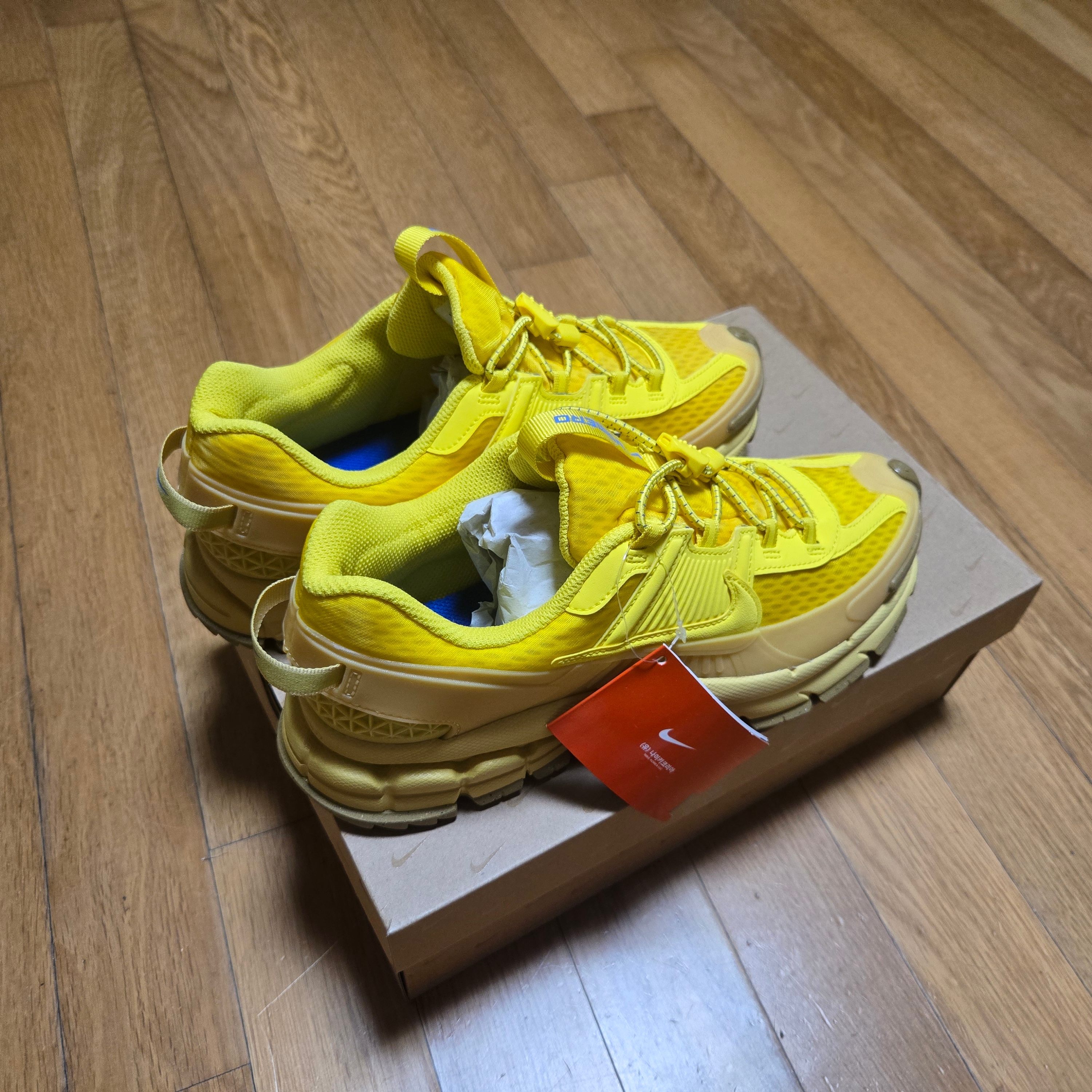 Nike Zoom Vomero Roam Lightning Saturn Gold 착용 스타일