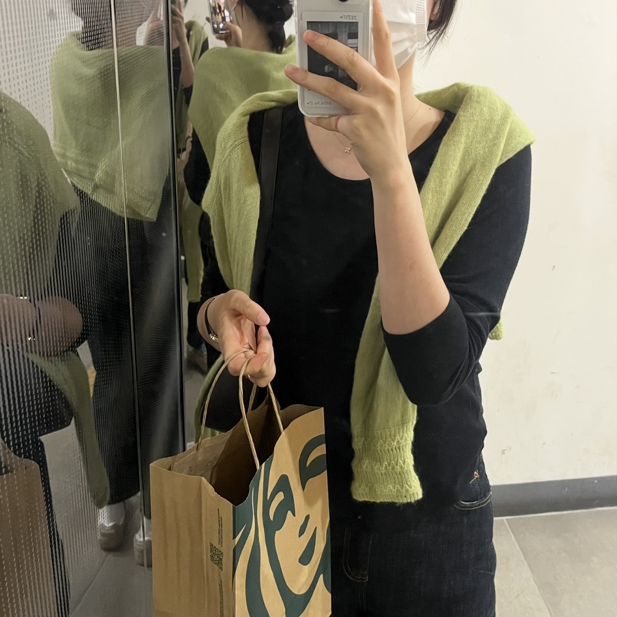 Ader Error Edca Logo T-Shirt Noir, COS Quilted Mini Tote Bag Light Yellow 착용 스타일 - 6
