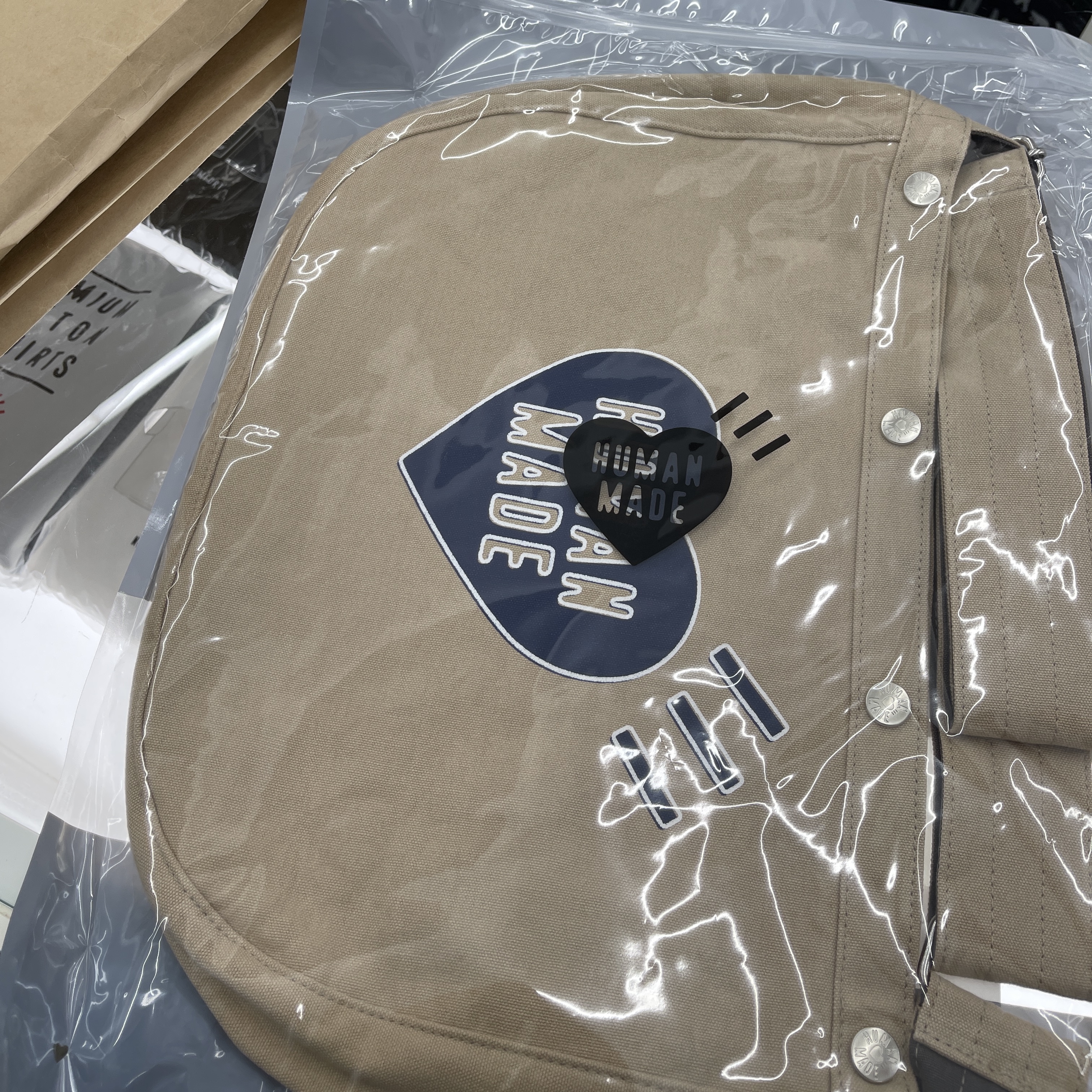 Human Made Paperboy Bag Beige, Supreme Backwards T-Shirt Black - 24SS 착용 스타일 - 2
