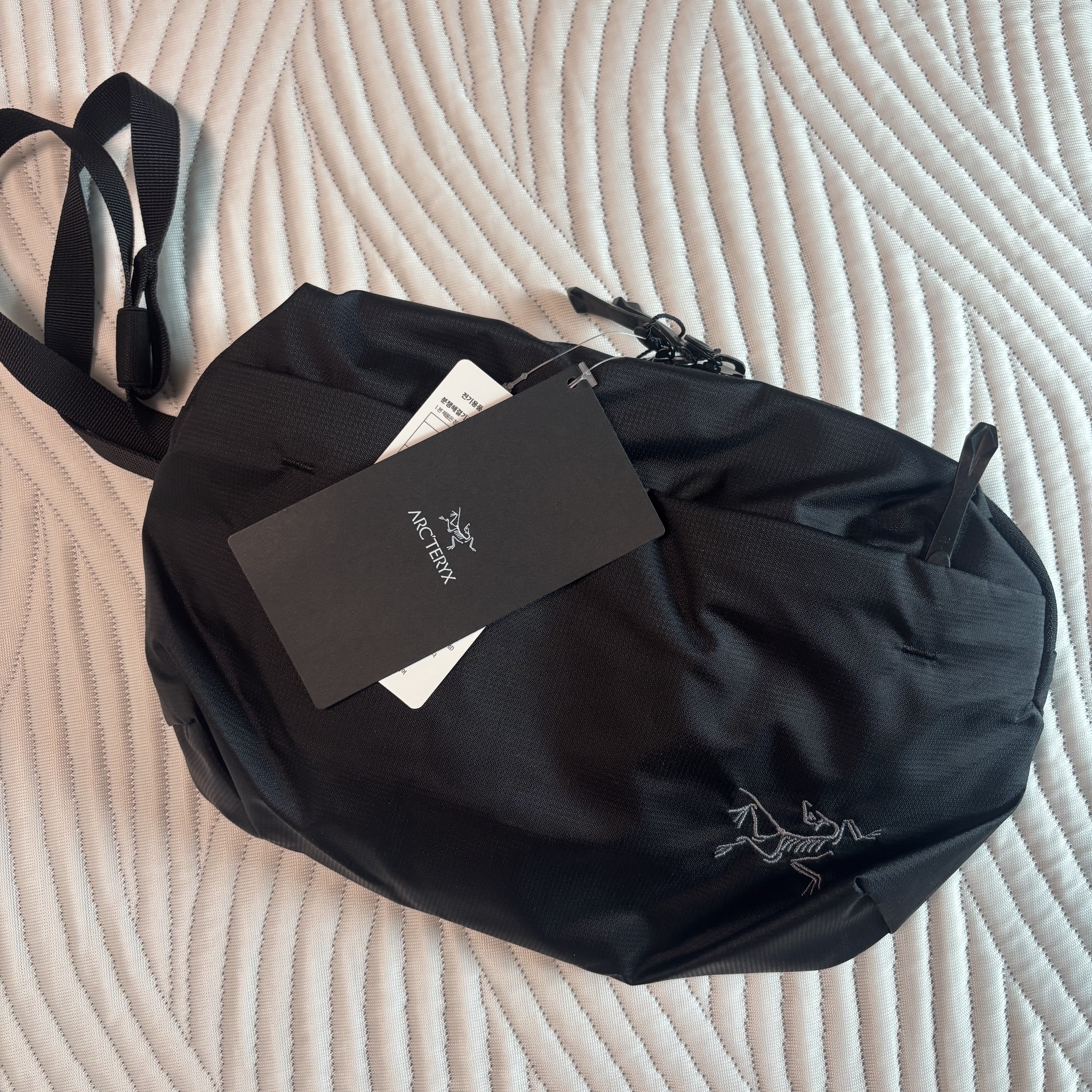 Arc'teryx Heliad 6 Crossbody Bag Black 착용 스타일