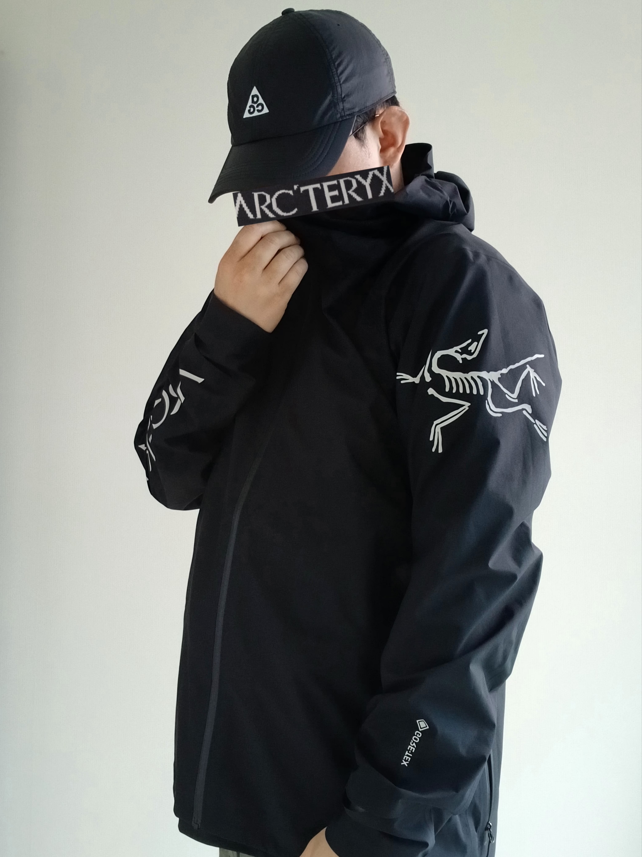Nike ACG Trail Cap Black, Arc'teryx Norvan Jacket Black 착용 스타일 - 9