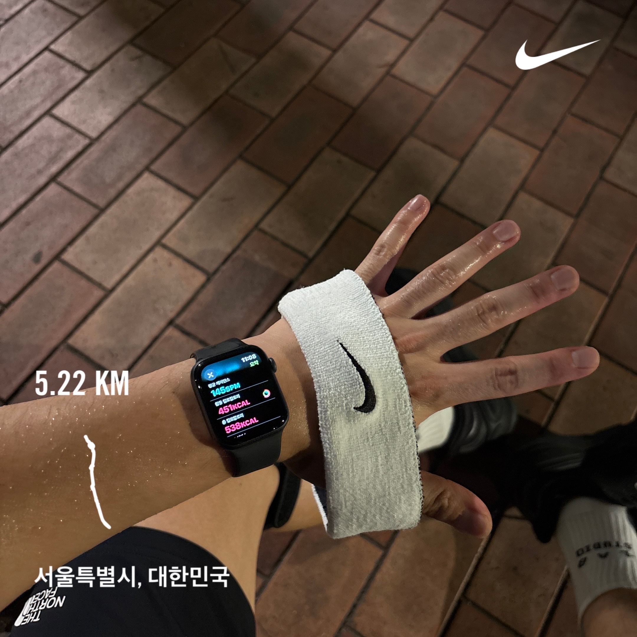 Nike Dri-Fit Reversible Headband White Black, Apple Watch SE 2024 44mm GPS Midnight Aluminium Case with Sport Band S/M Midnight (Korean Ver.) 착용 스타일